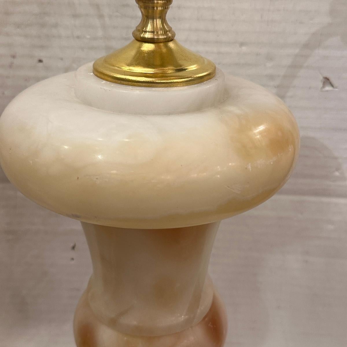 Pair of Alabaster Urn Lamps (Mitte des 20. Jahrhunderts) im Angebot