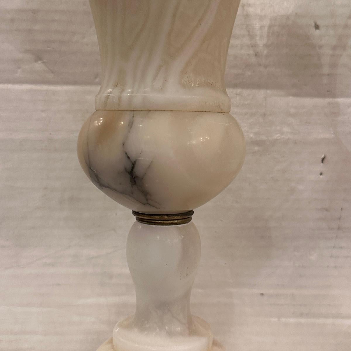 Pair of Alabaster Urn Lamps im Angebot 1