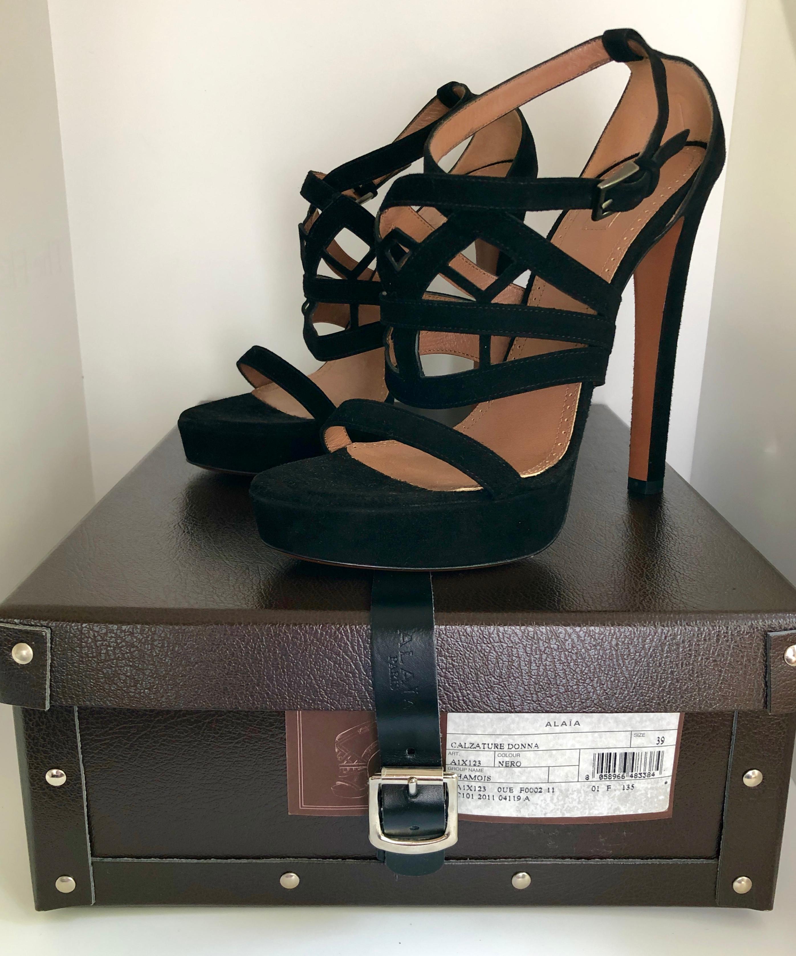 Pair of Alaïa Black Laser Cut Lattice Strap Suede Leather Stiletto Heel Sandals For Sale 10
