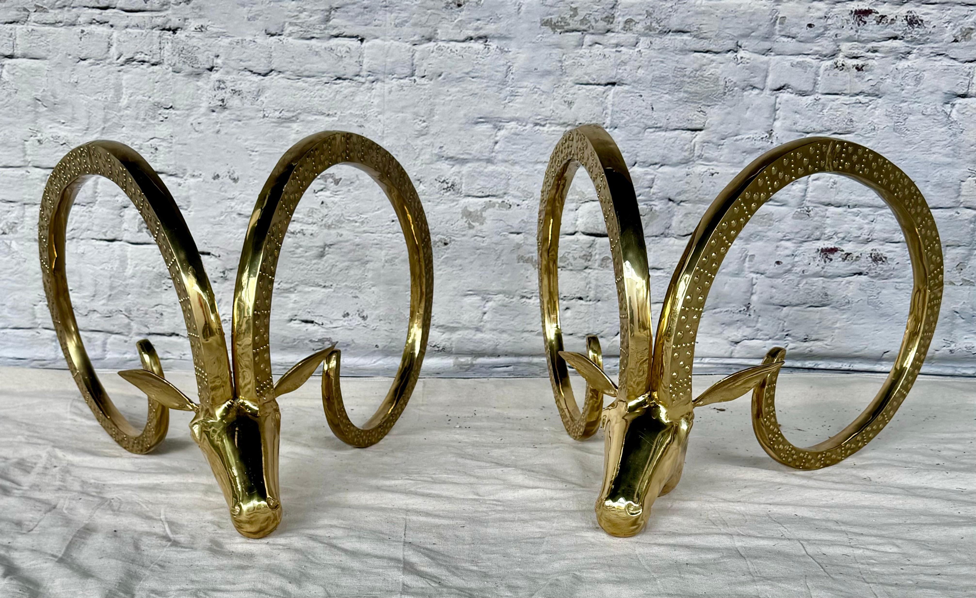  Paire de bases de table basse modernistes du 20e siècle dans le style d'Alain Chervet, chacune fabriquée en métal doré et représentant une tête de bouquetin avec de longues cornes enroulées. Hautement décoratif et d'un grand impact pour toute