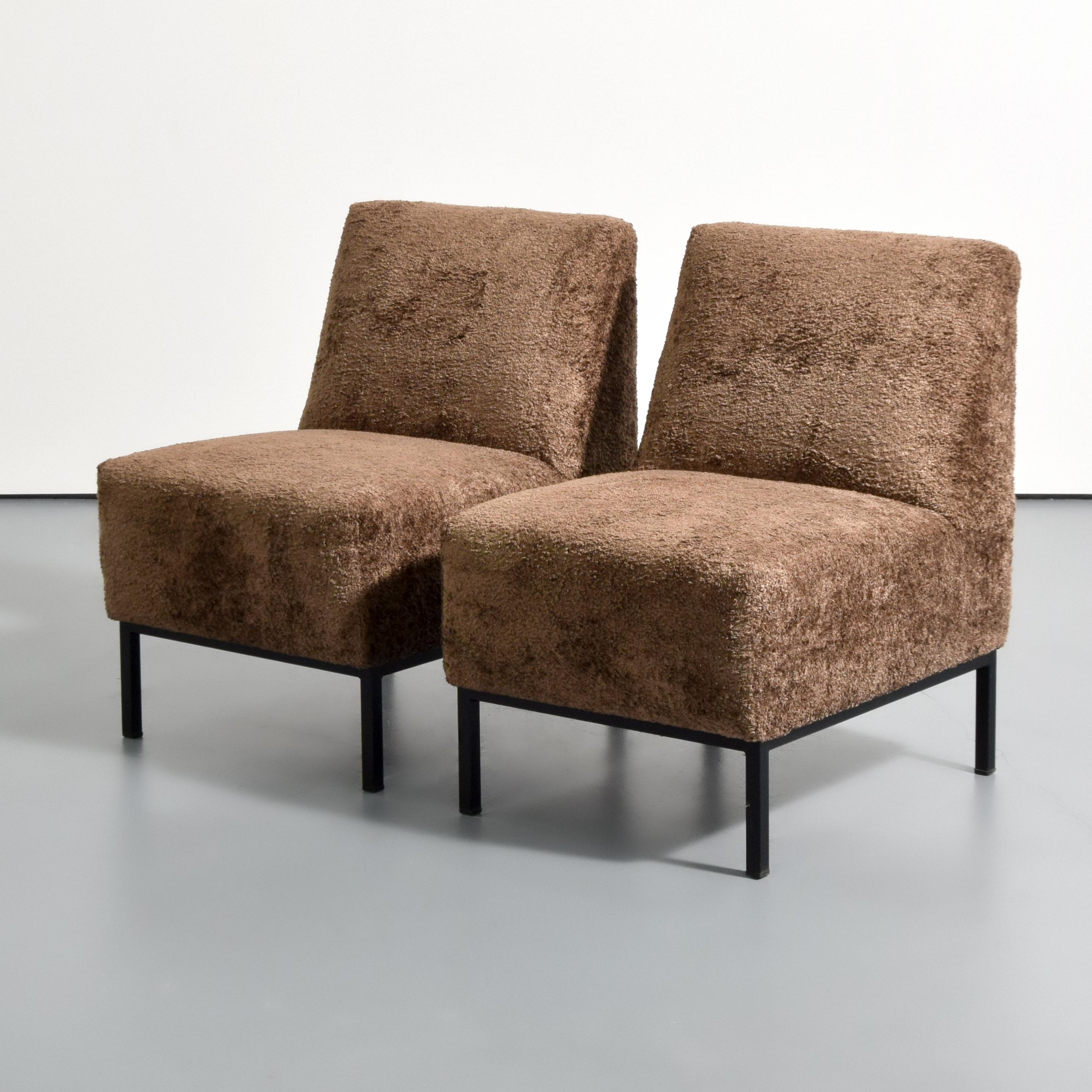 Artistics/Designer : Alain Richard (français, 1926 - 2017)
Marquage(s) ; notes : pas de marquage(s) apparent(s)
Pays d'origine ; matériaux : France ; rembourrage, acier émaillé
Dimensions : 33″h, 24″w, 29″d
Informations complémentaires : Alain