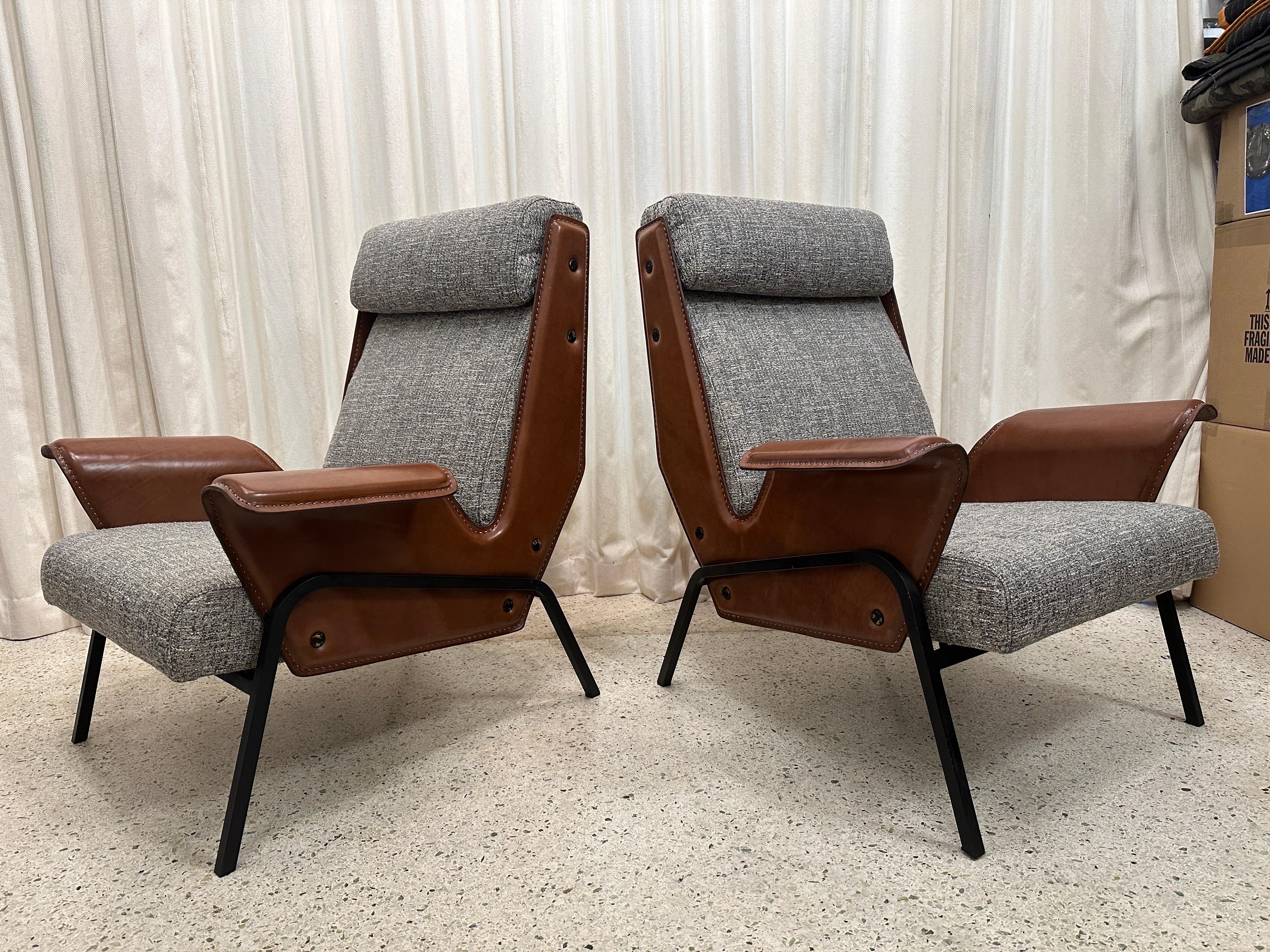 Pair of Alba Stitched Leather Lounge Chairs by Gustavo Pulitzer for Arflex For Sale 6