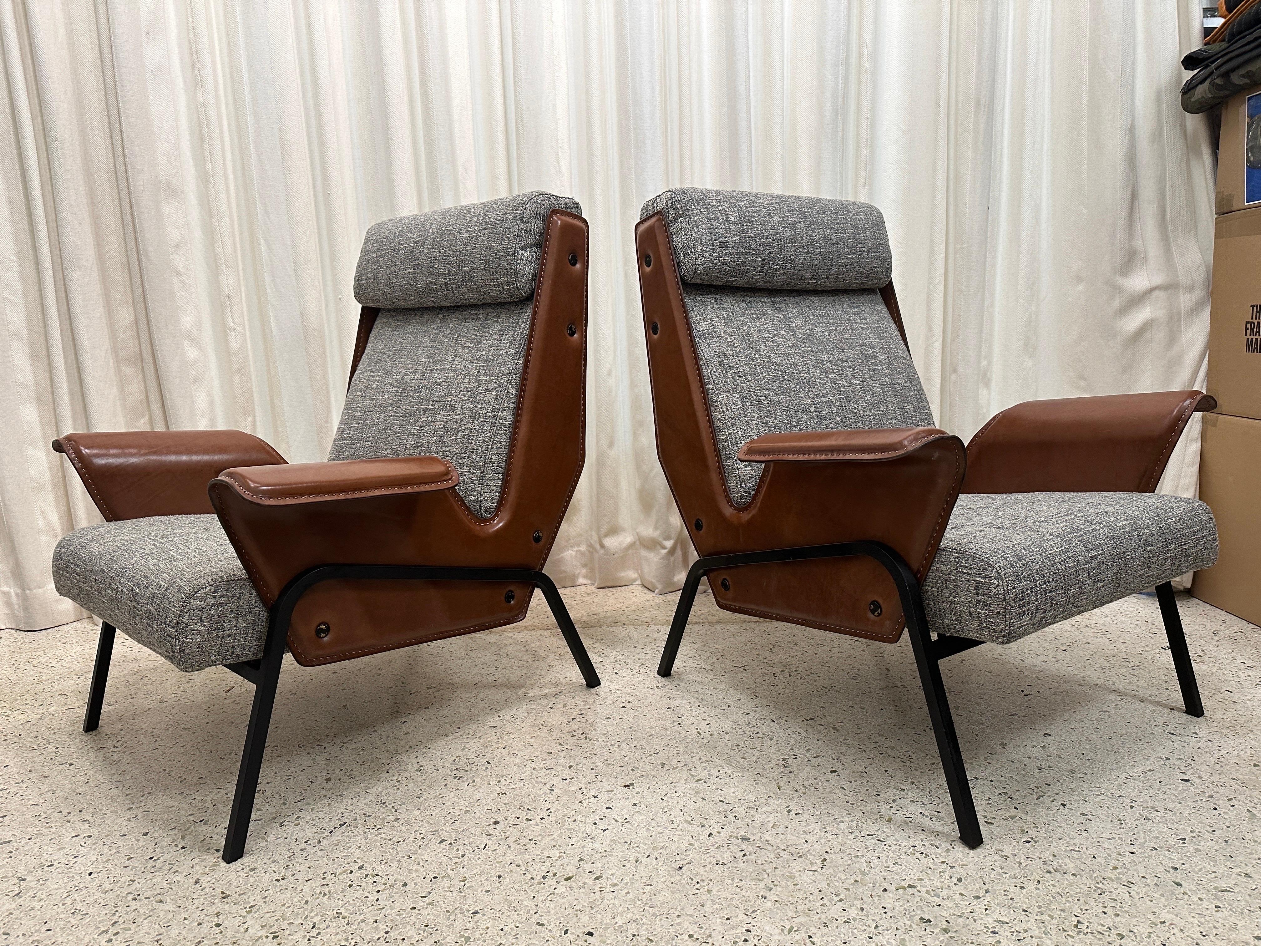 Pair of Alba Stitched Leather Lounge Chairs by Gustavo Pulitzer for Arflex For Sale 1
