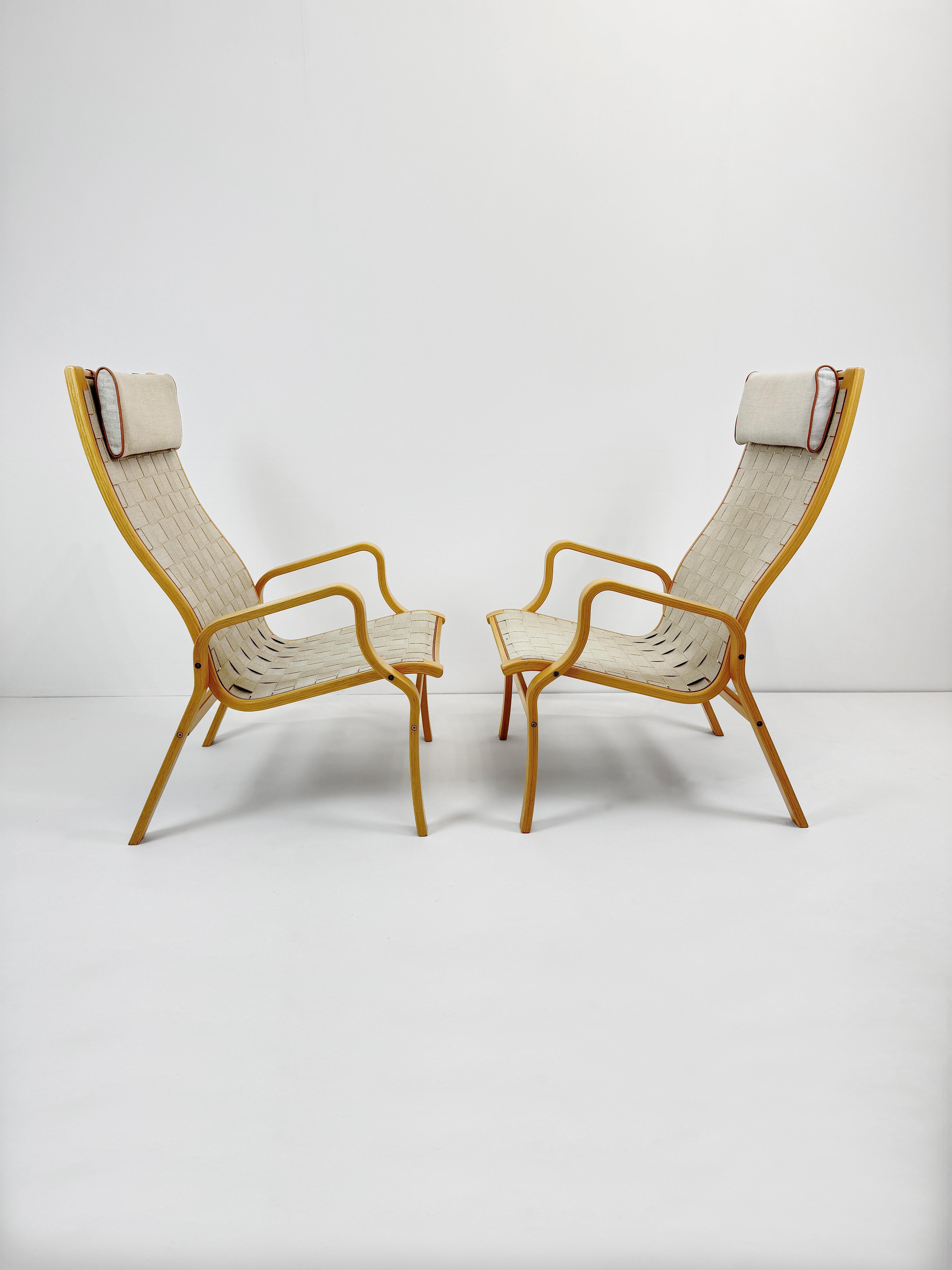 Dieses Paar Ply Chairs aus Bugholz von Finn Østergaard für Twig ist ein hervorragendes Beispiel für dänisches Design und verkörpert die Anmut und Innovation, die die moderne Ästhetik der Mitte des Jahrhunderts auszeichnet. Diese mit Präzision und