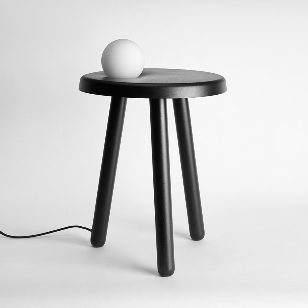 Alby small table with lamp by Mason Editions.
Design: Matteo Fiorini.
Dimensions: Ø.40 x 50 cm.
Materials: Blown glass, metal.

Finishings: Light grey, petrol green, black or polished white nickel
Light source: G9 LED bulbs
Voltage: 110-120 v