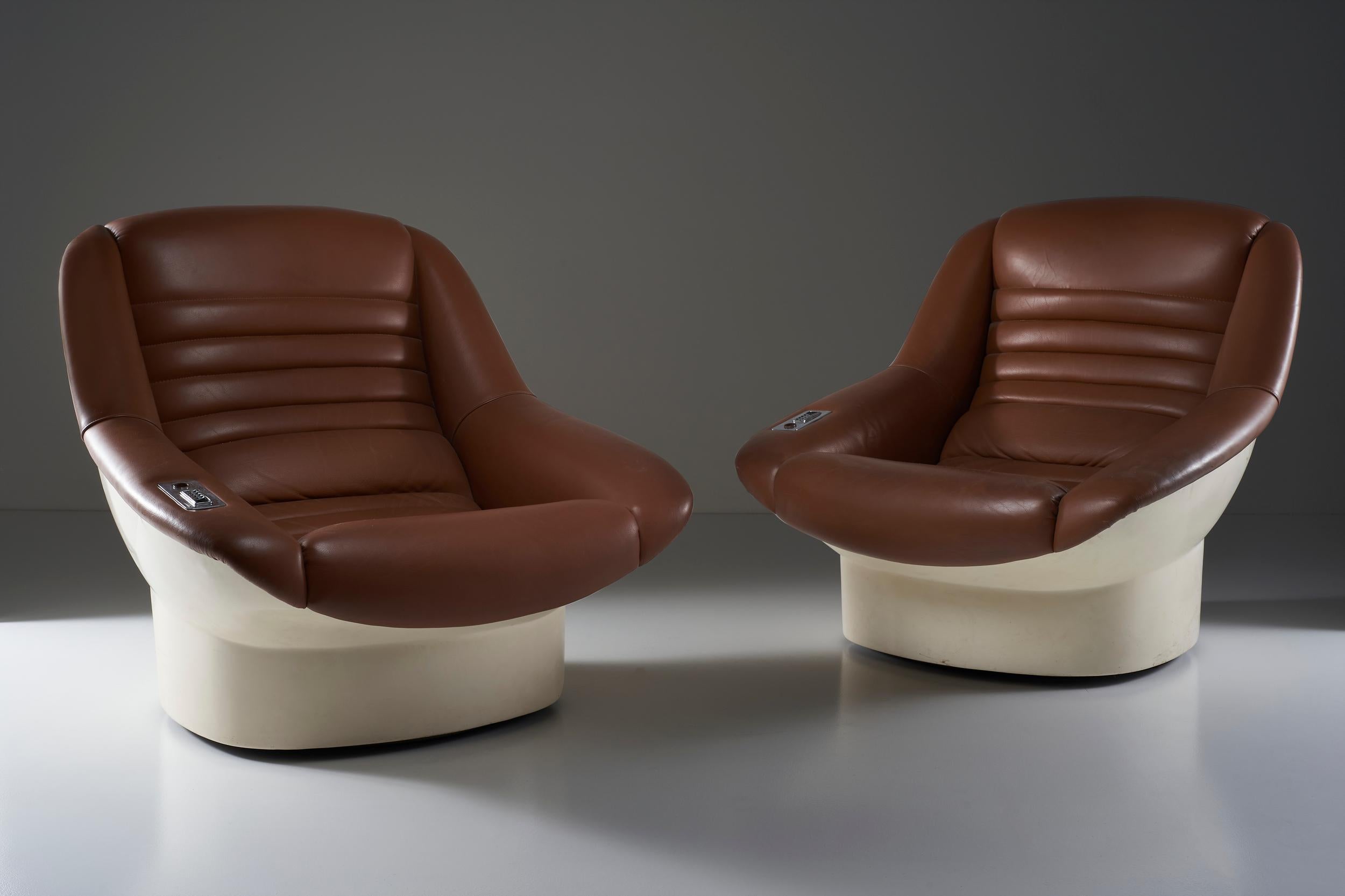 This pair of Alda chairs designed by Cesare Casati and Enzo Hybsch are made up of a fiberglass shell that swivels on its base while the seat features leather upholstery.

Prod. Comfort, Italia, 1966
Bibliography G. Gramigna, Repertorio 1950-1980,