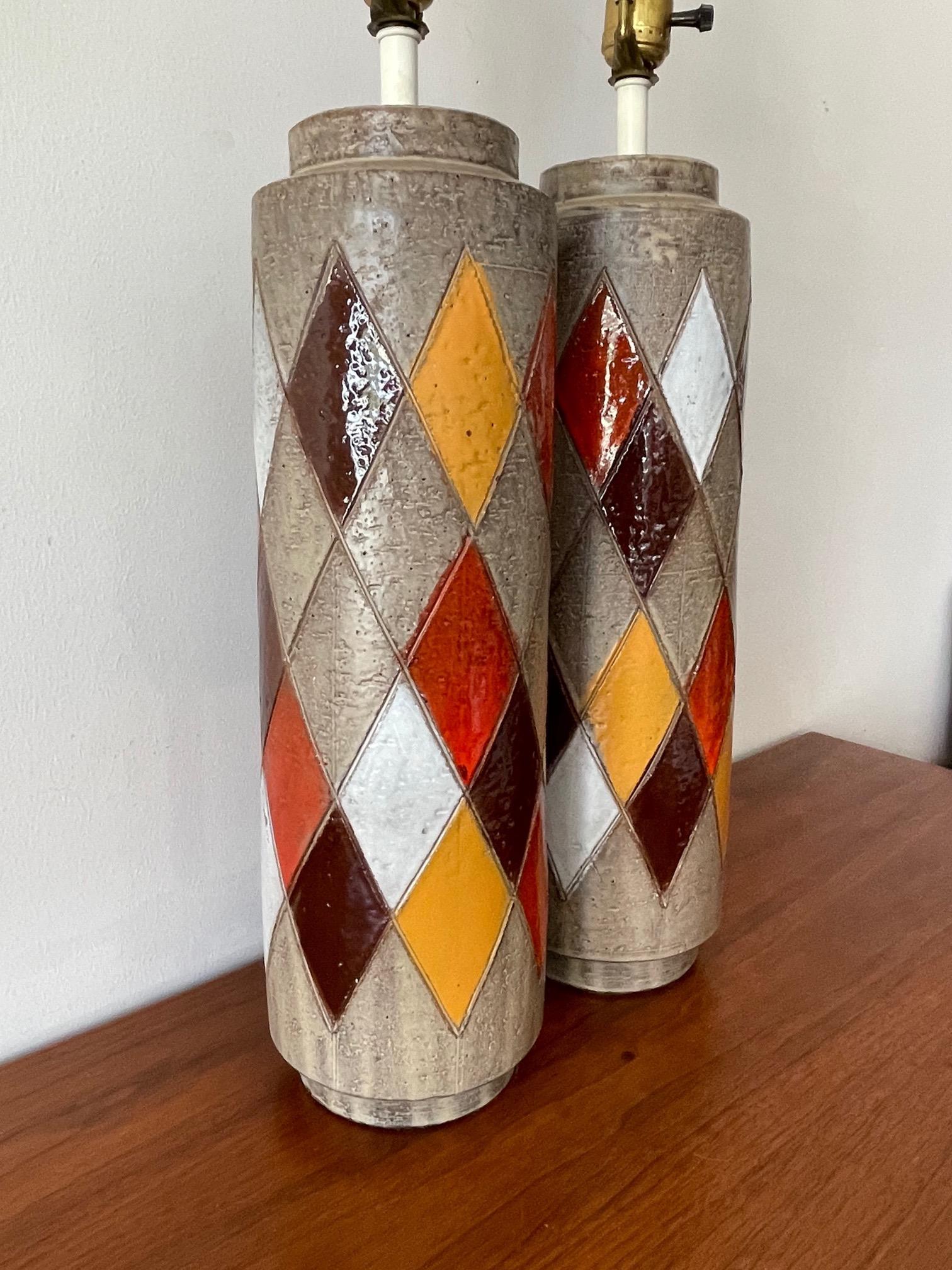 Mid-Century Modern Paire de lampes en céramique Bitossi à motif arlequin d'Aldo Londi en vente