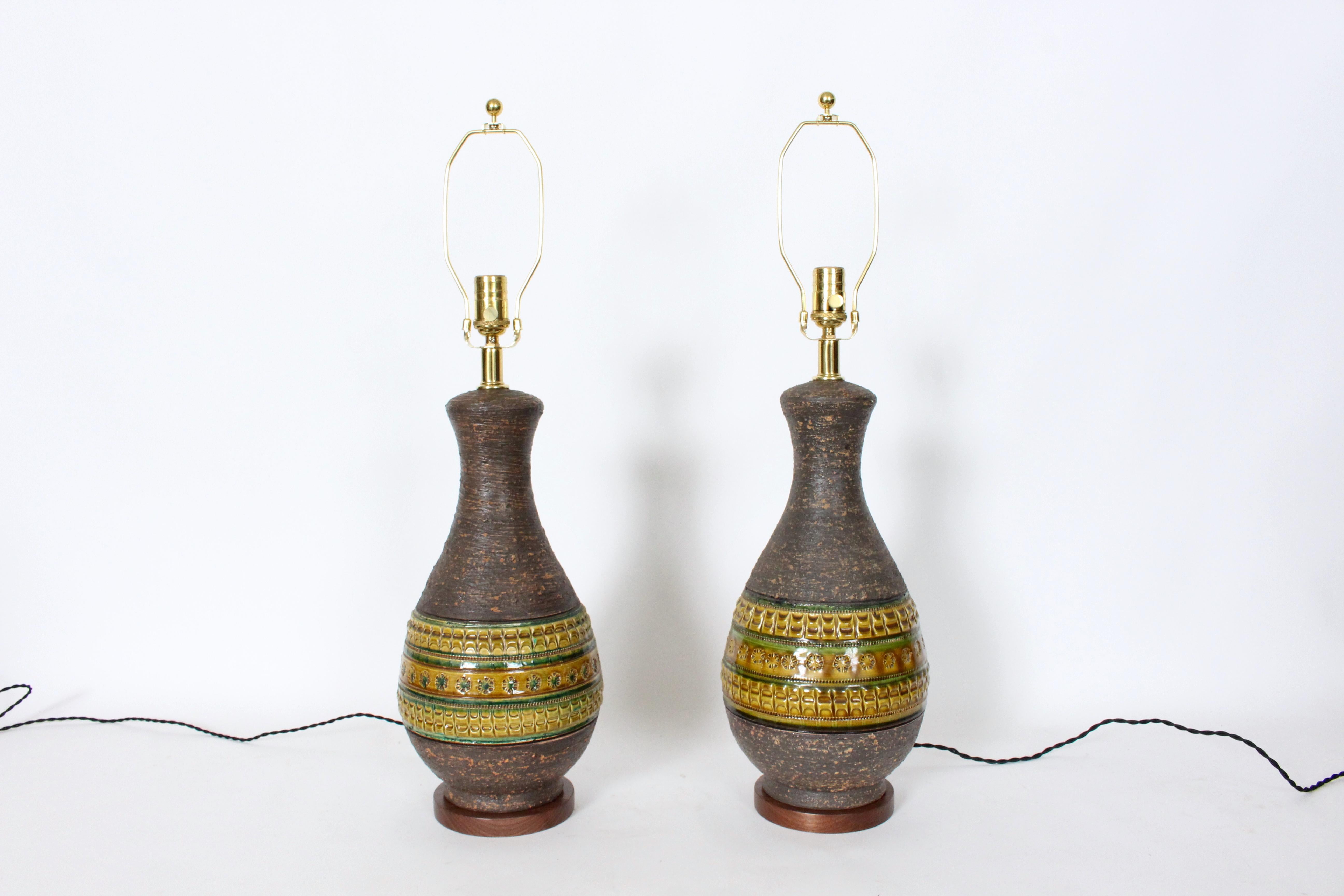 Mid-Century Modern Pair of Aldo Londi for Bitossi Green & Ochre Banded Pottery Table Lamps, 1950's For Sale