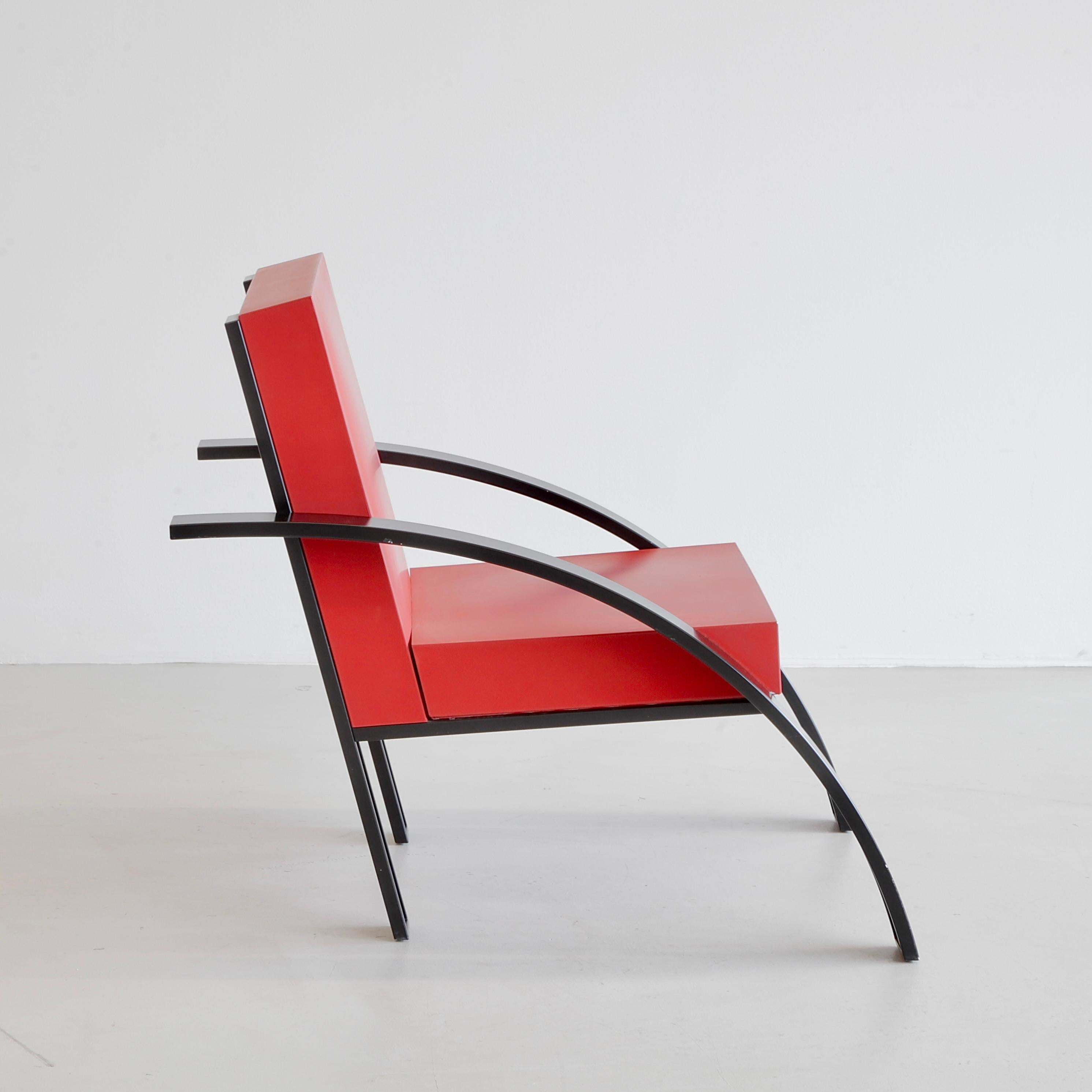 Pair of PARIGI chairs designed by Aldo Rosse. Italy, UniFor, 1989.

A rare pair of the PARIGI armchairs created by Aldo Rossi. Black-painted aluminium tube frame with a self-supporting seat and backrest in polyurethane foam with a red paint
