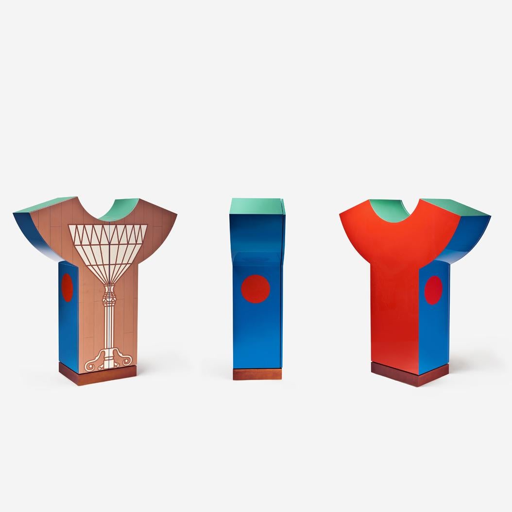 Ein Paar Cristallo-Schränke in limitierter Auflage
Entwurf von Alessandro Mendini
 
Limitierte Auflage von 99 Stück

Ein Möbelstück aus MDF, das in verschiedenen Farben lackiert ist. Das Innere ist mit Platanenholz furniert, die Fronten sind in