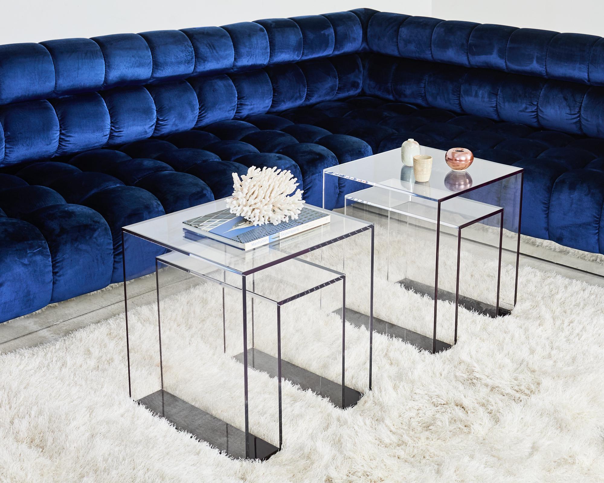 Elegante par de mesas auxiliares o de bebidas Brilliant de lucite/acrílico diseñadas por Alexandra Von Furtsenberg. Las mesas firmadas tienen un diseño moderno y limpio con sutiles acentos de color púrpura oscuro vapor y negro en los bordes. Las
