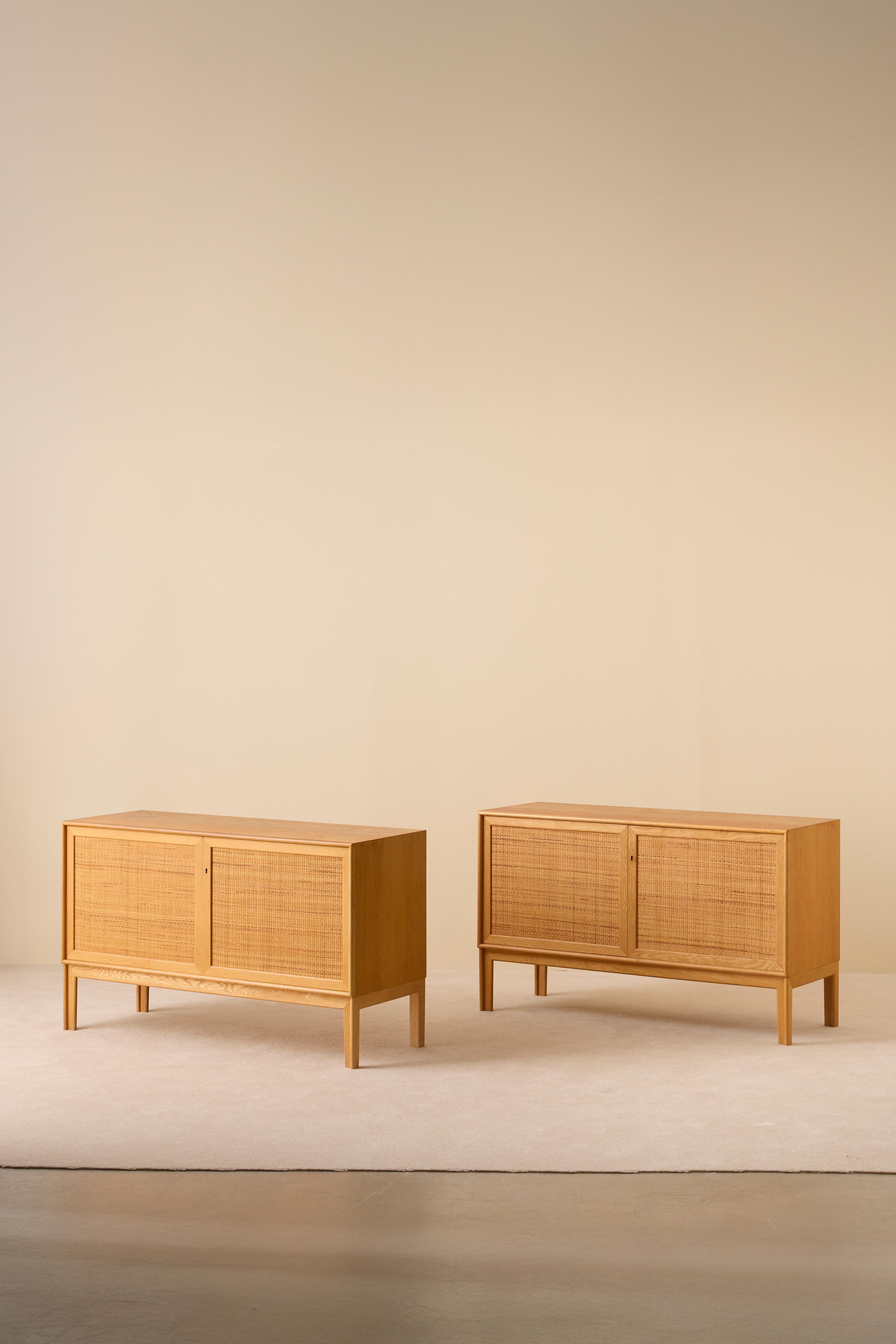 Oak and rattan. Model 