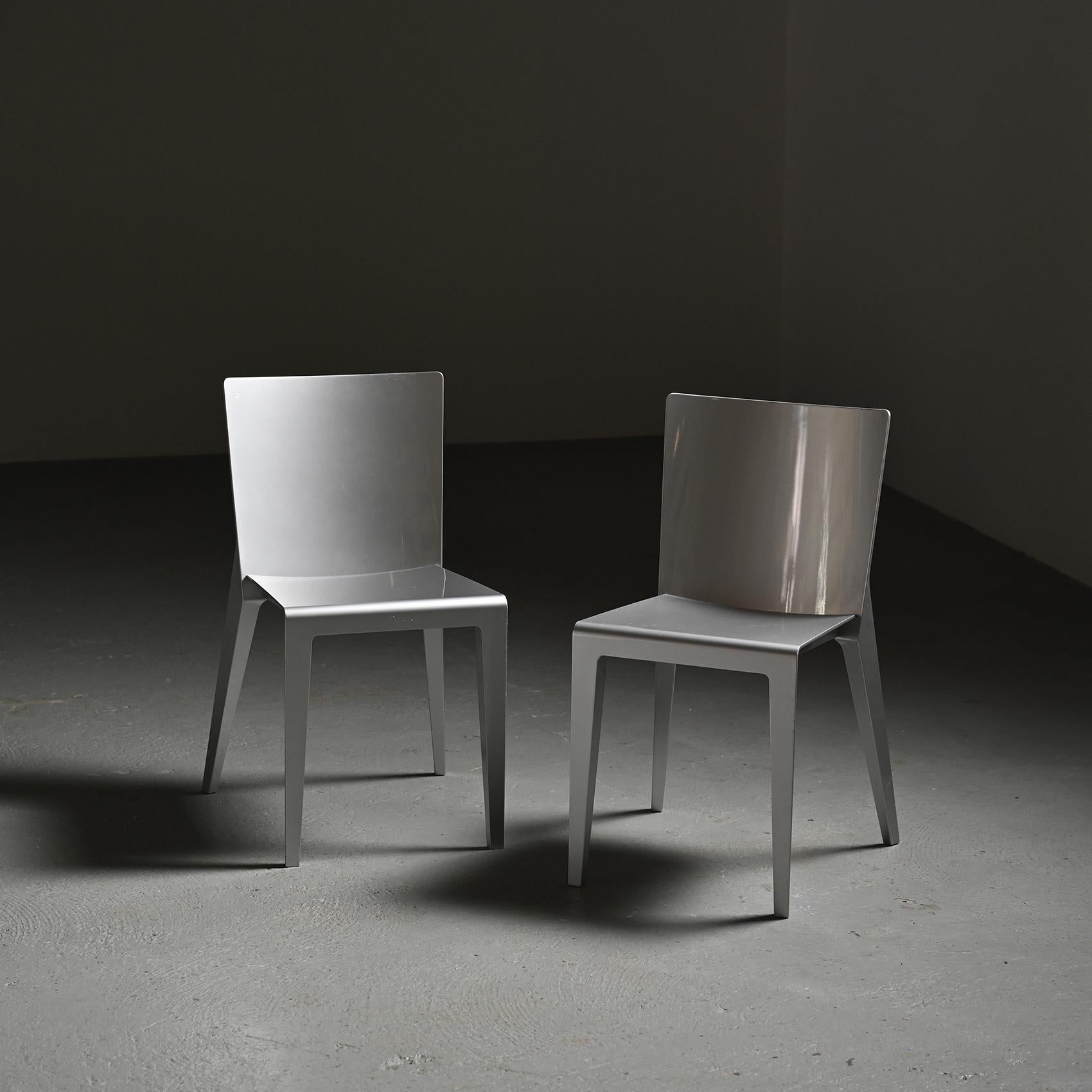 
Conçues en 2001 par Hannes Wettstein pour Molteni&C, les chaises Alfa se distinguent par une construction réduite à deux éléments : l'un formant le dossier et les pieds arrière, l'autre façonnant l'assise et se prolongeant dans les pieds