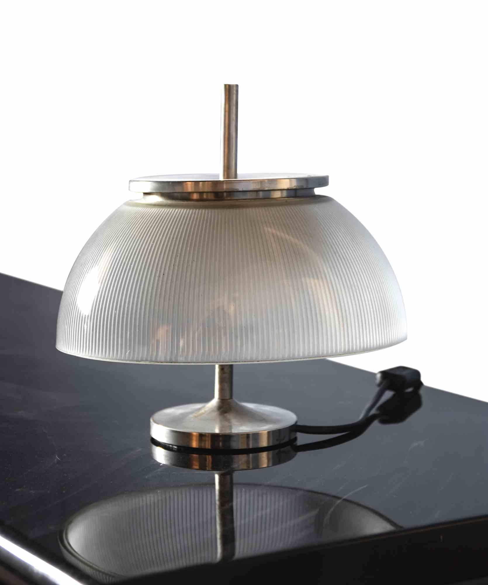Pair of Alfetta table lamps is an original contemporary Artwork realized in Italy in the 1960s by Sergio Mazza. 

Metal and glass. 

Made in Italy.

Created for Artemide.

Total Dimensions: 26 cm x 25 cm x 25 cm.

Perfect