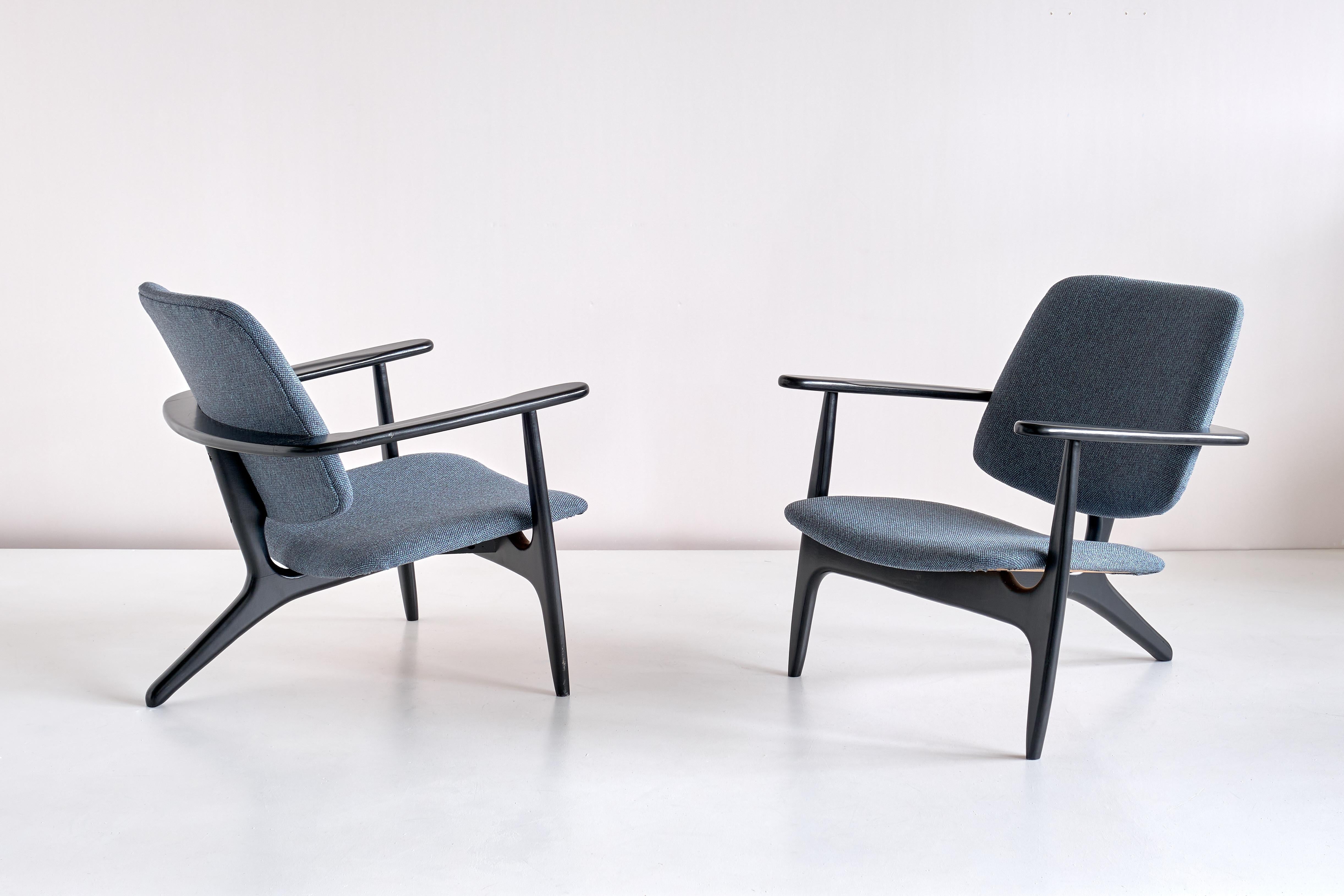 The S3 chair was designed by Alfred Hendrickx and produced by Belform in Belgium in 1958. This rare chair was a custom design by Hendrickx for the Sabena Airlines first class lounge in Zaventem Airport, Brussels. The three-legged, black lacquered