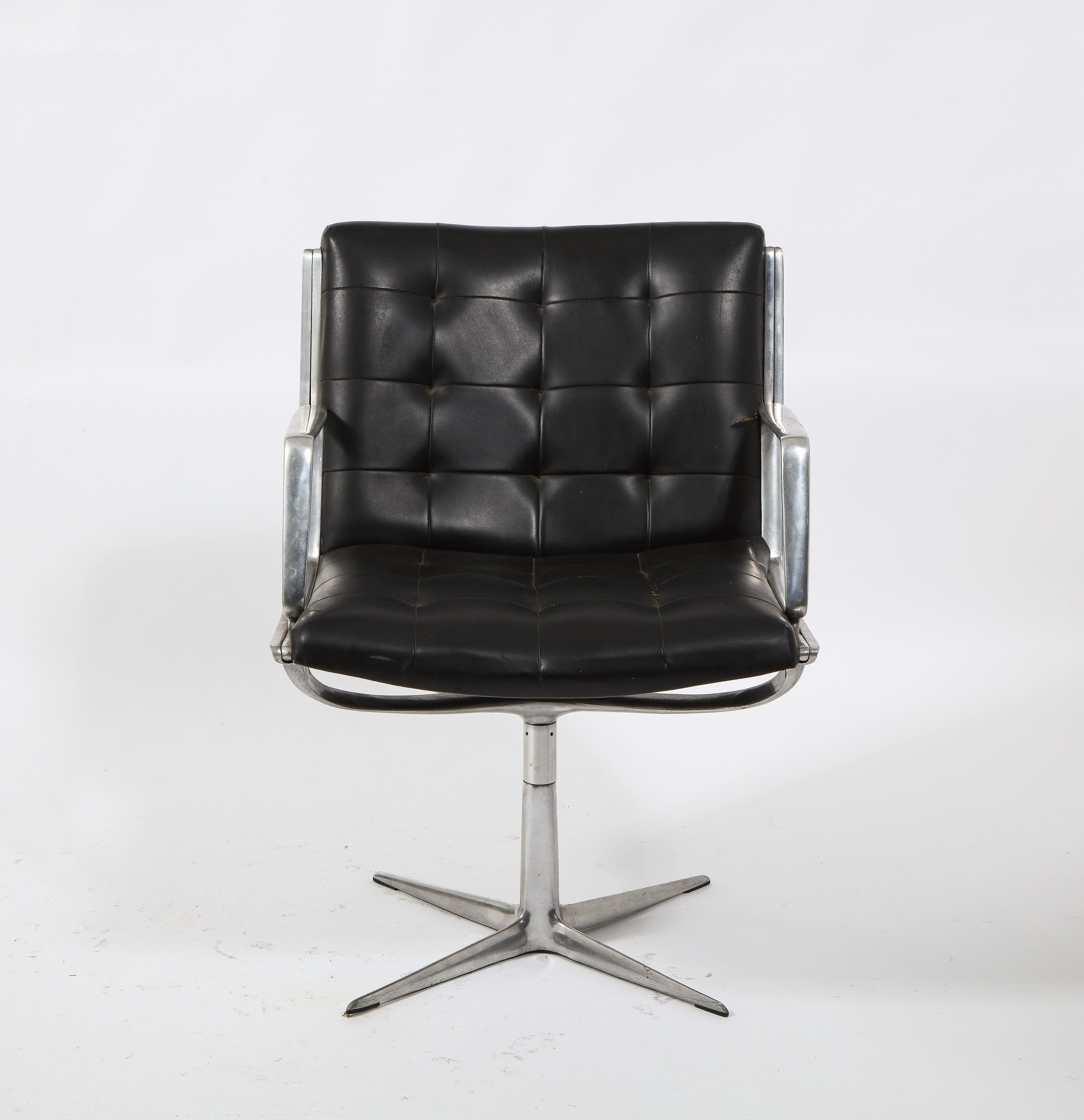 Rare paire de chaises pivotantes d'Alfred Kill pour Kill International avec des cadres uniques en aluminium moulé. La paire est disponible. Le prix est par chaise. Deux sont disponibles, vendus ensemble ou séparément.