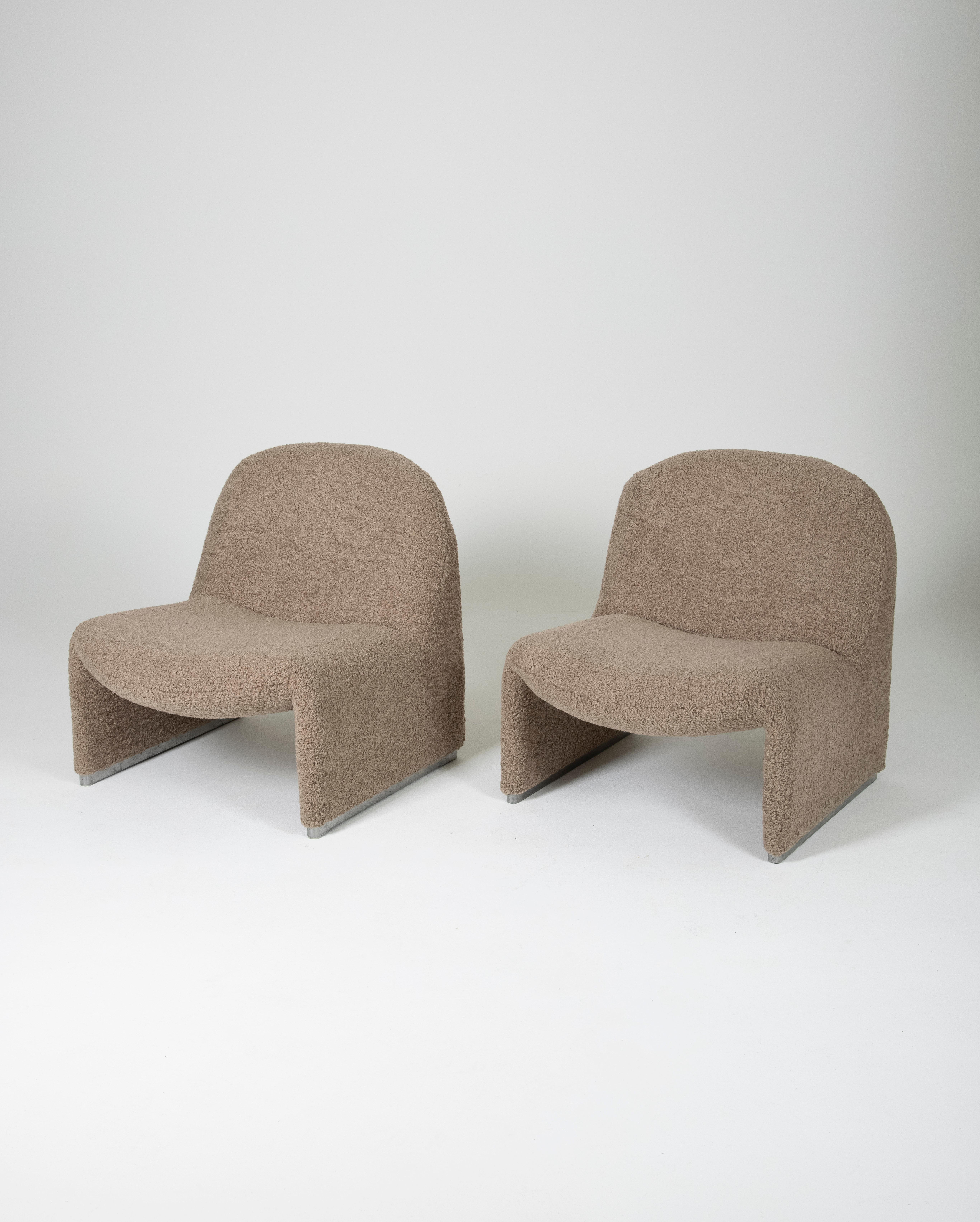 Pair of Alky armchairs by Giancarlo Piretti for Artifort, Italy, 1970s. 
Completely reupholstered in high quality bouclette fabric. 
Tubular structure covered with foam and aluminum base. 
Excellent condition.