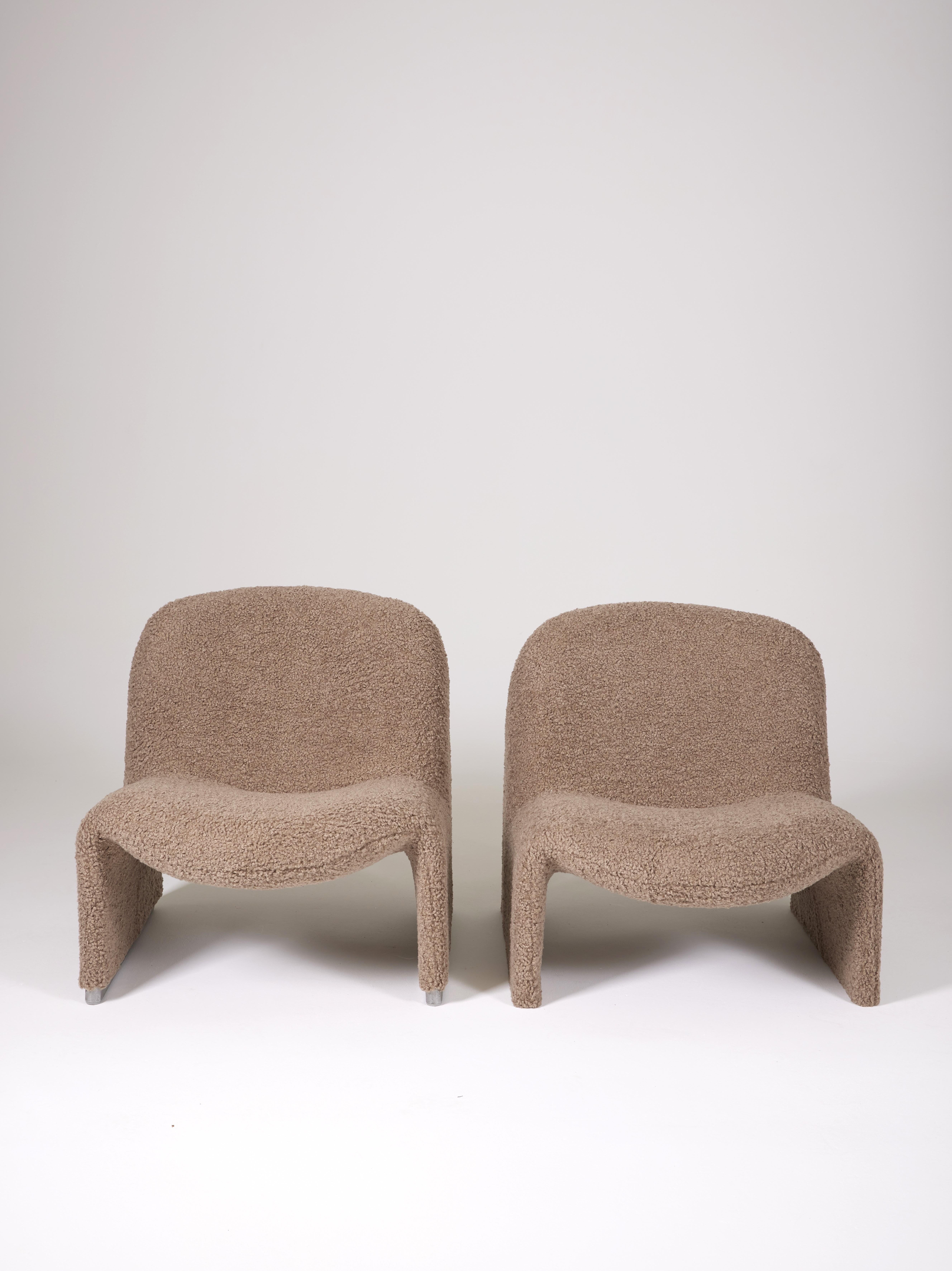 Pair of Alky armchairs by Giancarlo Piretti for Artifort, Italy 1970s. Completely reupholstered in high quality bouclette fabric. Tubular structure covered with foam and aluminum base. 
Excellent condition.