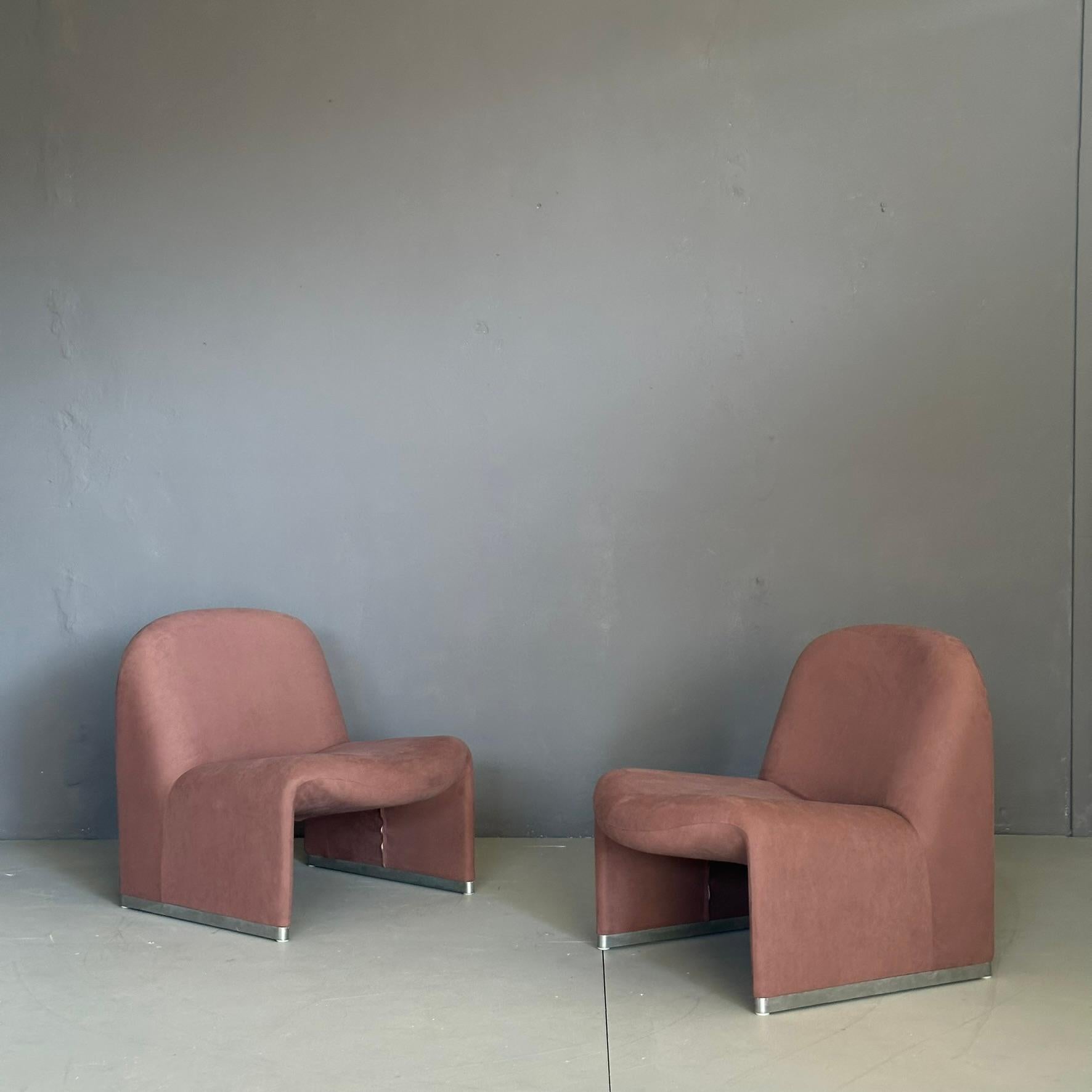 Pair of ALKY armchairs, design by Giancarlo Piretti for Anonima Castelli, 1970.
The armchair made with a metal frame and upholstery in old-purple elastic fabric.
Design with soft and enveloping lines.
The upholstery fabric is new.

Very good