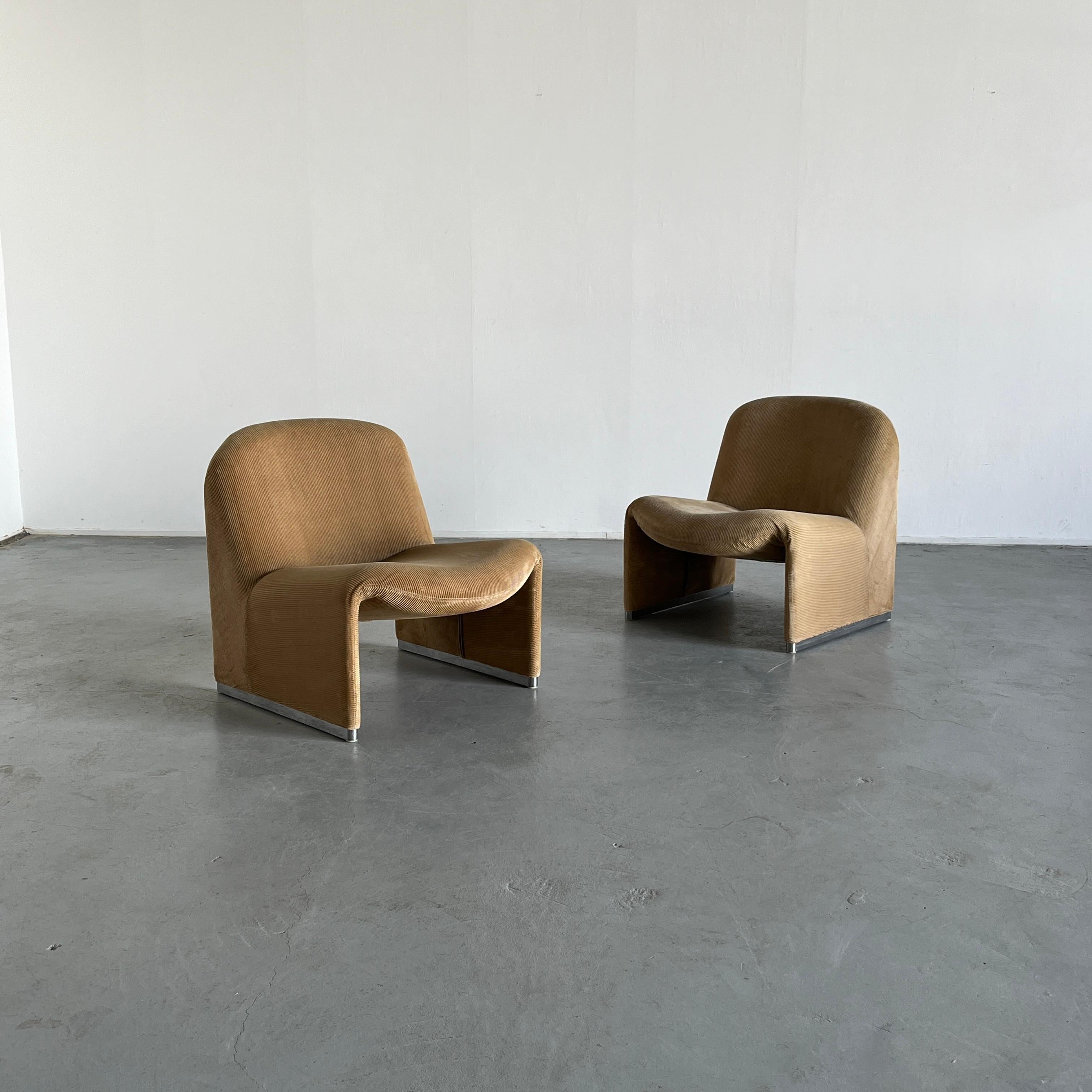 Two original vintage iconic 'Alky' chairs, designed by Giancarlo Piretti for Anonima Castelli.
A rare early 1970s production in beige 100% cotton corduroy.
Iconic Italian design.

Sold as a pair (two pieces)

Labeled.

Original vintage condition and