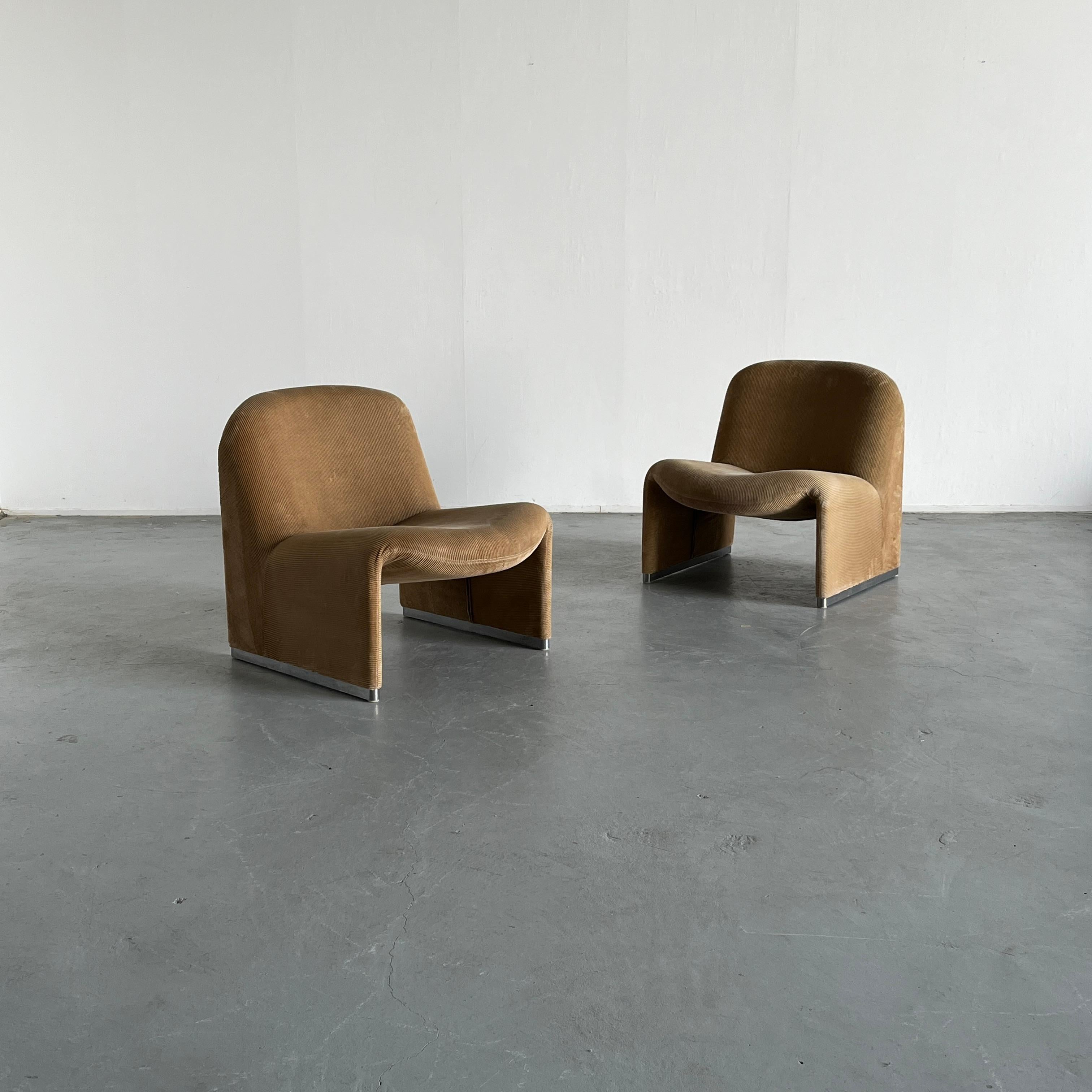 Two original vintage iconic 'Alky' chairs, designed by Giancarlo Piretti for Anonima Castelli.
A rare early 1970s production in beige 100% cotton corduroy.
Iconic Italian design.

Sold as a pair (two pieces)

Labeled.

Original vintage condition and