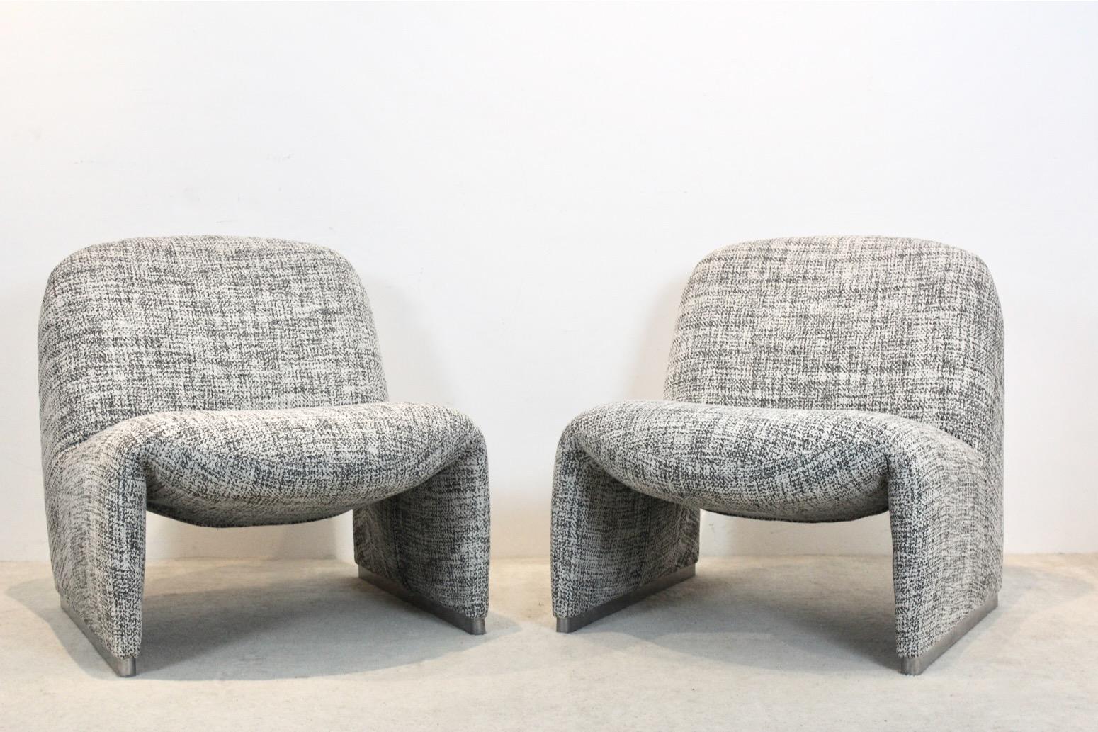 Eleva i tuoi interni con questa eccezionale coppia di sedie lounge Alky, disegnate da Giancarlo Piretti per Artifort negli anni '70. Esempio iconico del modernismo italiano, la sedia Alky fonde perfettamente comfort, innovazione e forma