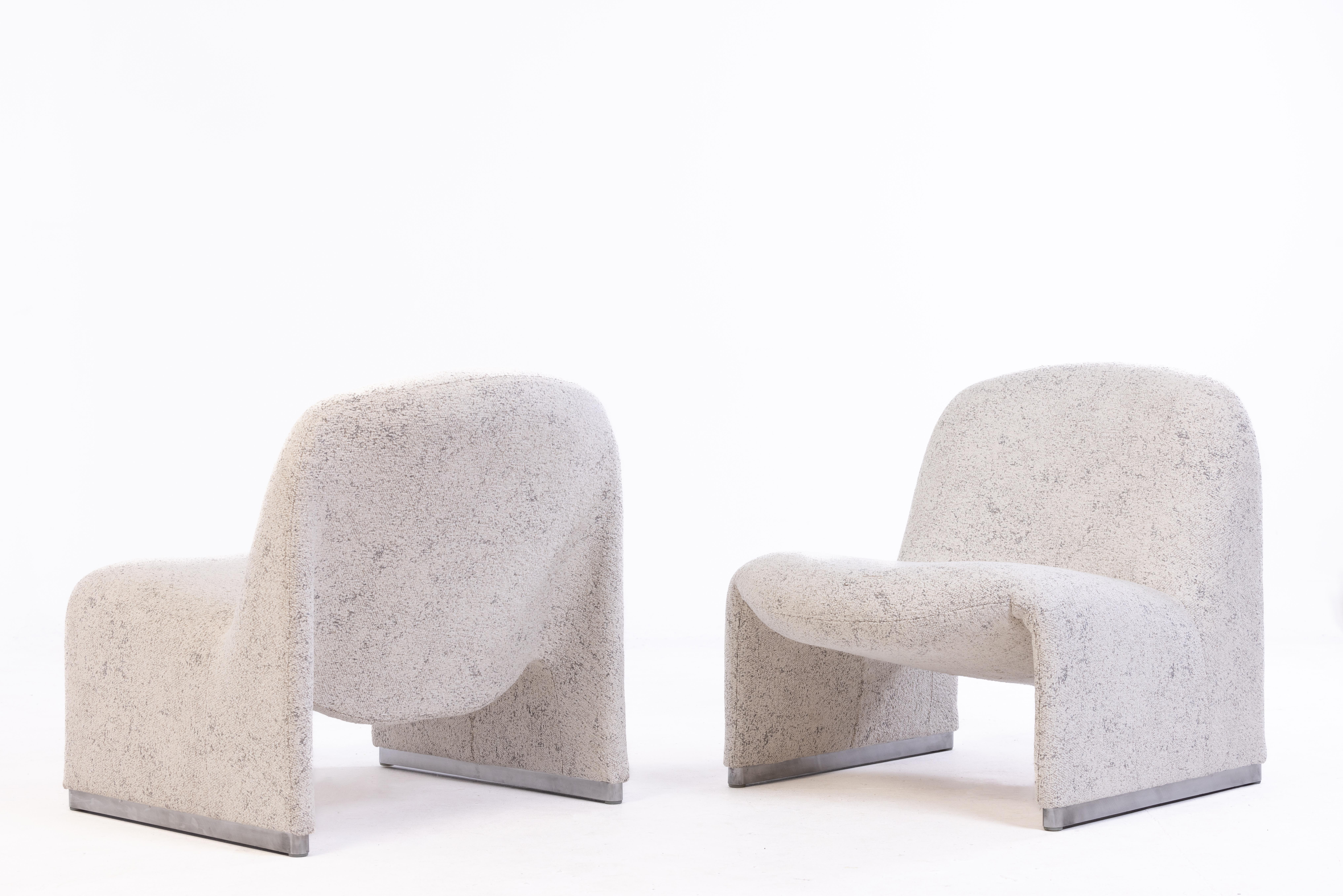 Pair of iconic lounge chairs Alky designed by Giancarlo Piretti for Artifort, Italy 1970s, entirely restored and reupholstered in Dedar fabric (Per Inciso).