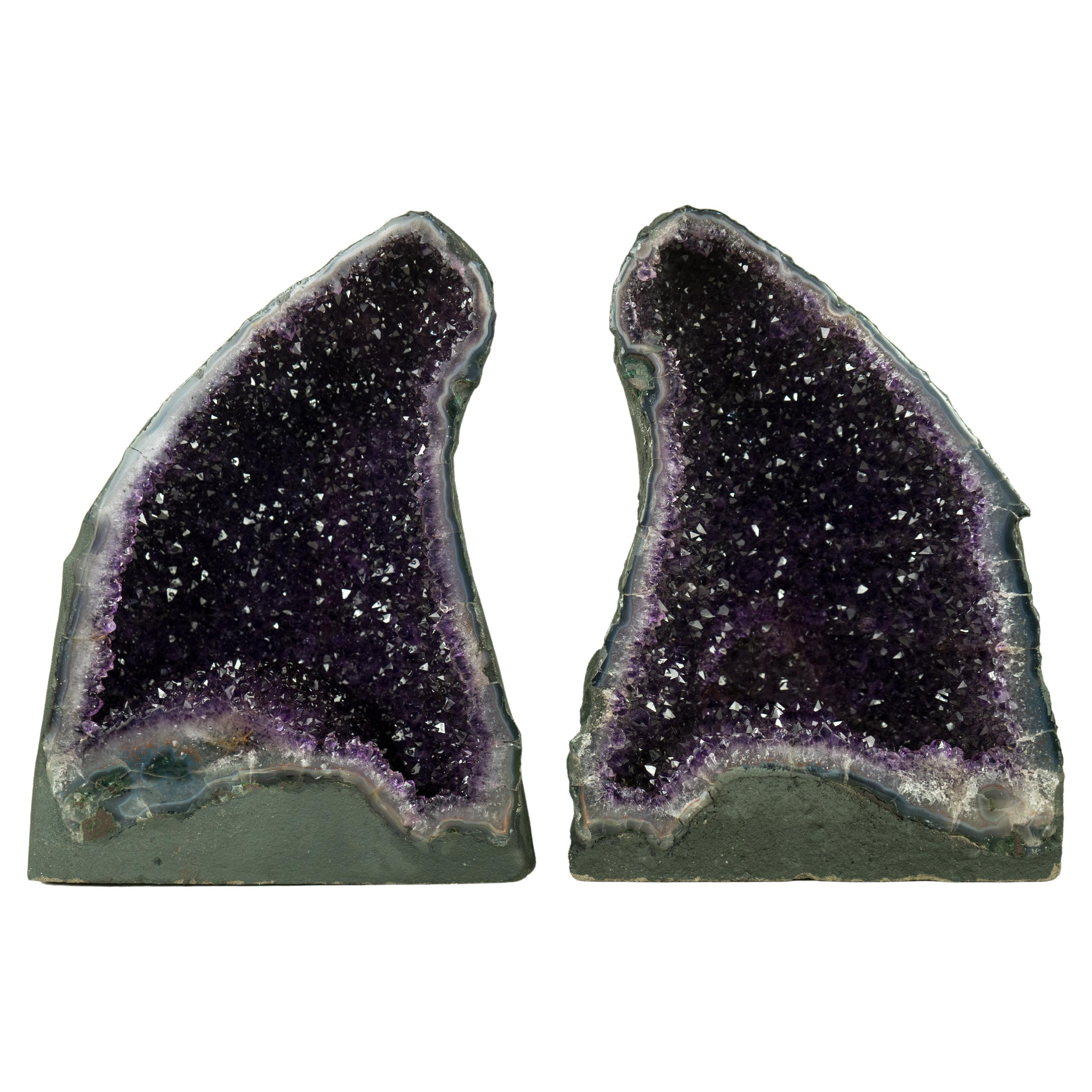 Ein Paar ganz natürliche Amethyst-Geodes: Intense lila Amethyst mit Galaxy Druzy mit Galaxy Druzy