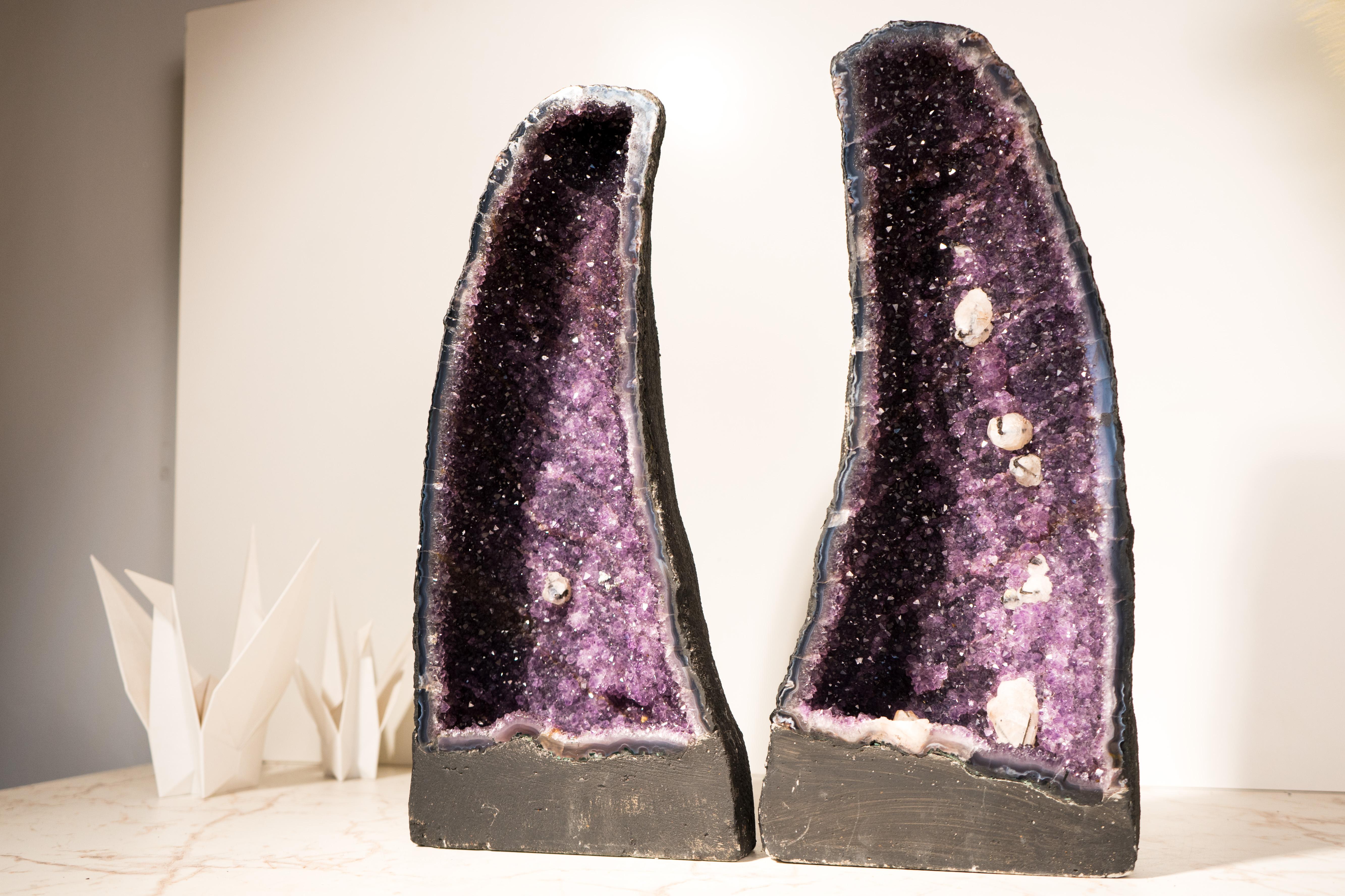 Pareja de Geodas de Amatista totalmente naturales: Púrpura Profundo con Drusa Galaxia e Inclusiones de Calcita

▫️ Descripción

Un hermoso y raro par de cuevas de geodas de amatista -verdaderas obras de arte naturales- se formaron a lo largo de