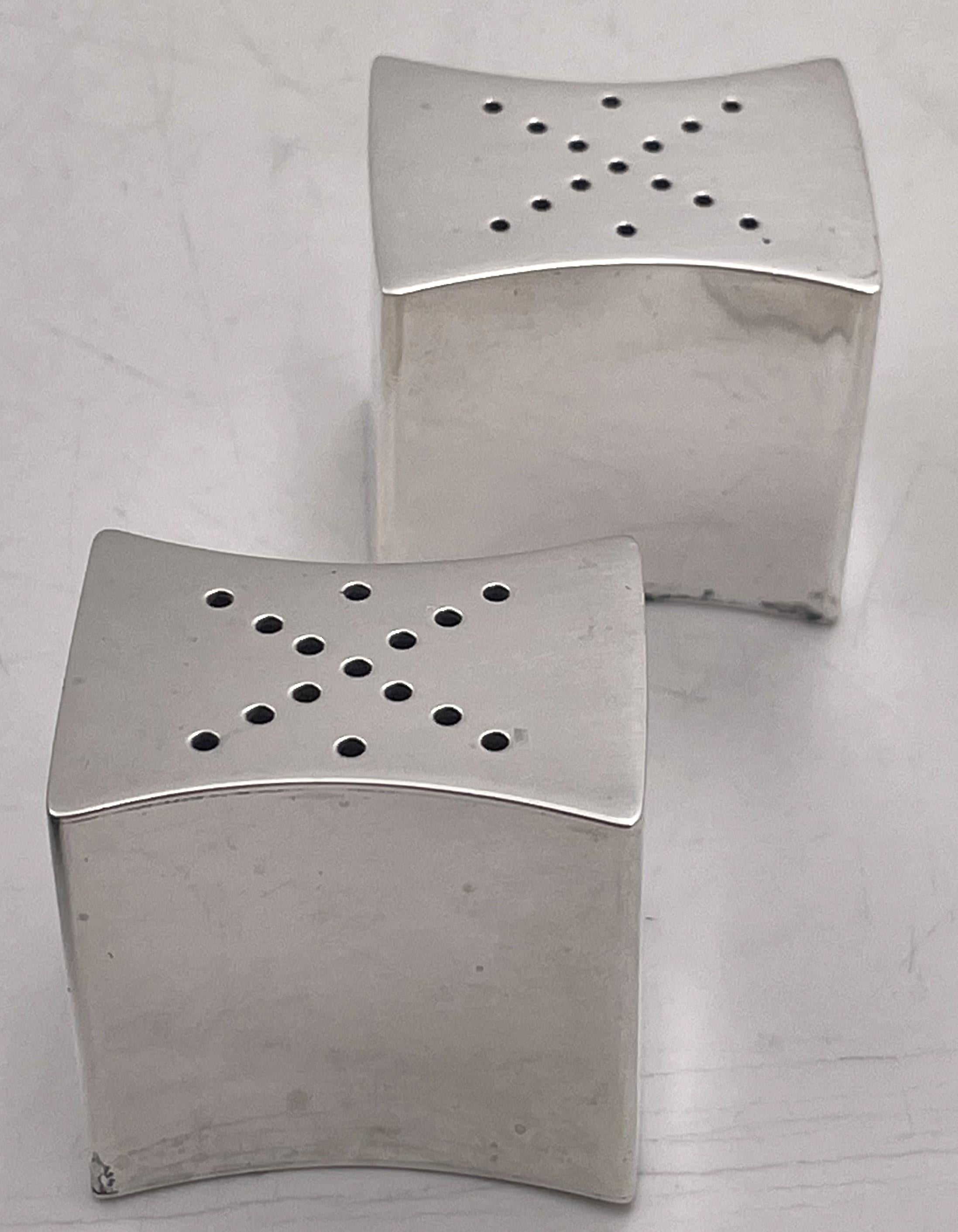 Paire de salières et poivrières en argent sterling d'Allan Adler, de style Mid-Century Modern, avec un élégant design géométrique. Ils mesurent 1 1/2'' de hauteur par 1 1/2'' de profondeur par 1 1/8'' de largeur et portent les poinçons