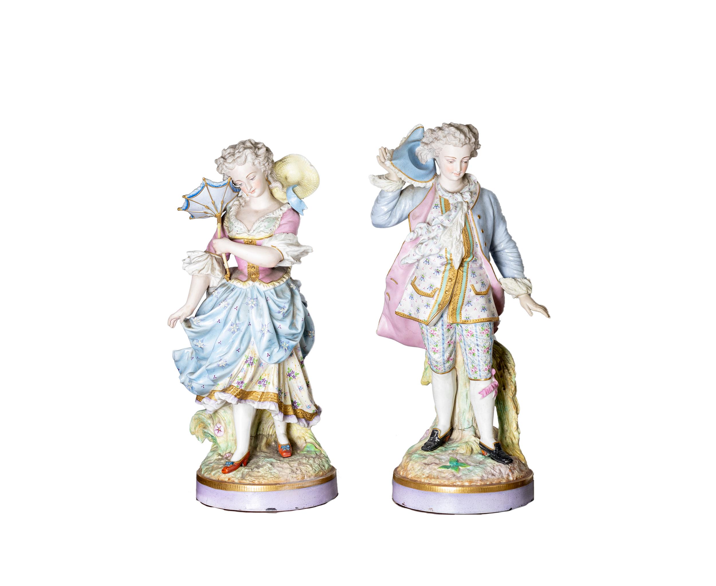 Dieses Paar von Limoges-Porzellanfiguren im Barockstil wurde von Alpinien Margaine (Franzose, tätig nach 1854) entworfen und von der renommierten Gießerei Gibus et Cie (1853-1972) hergestellt. 
Die in zarten Babyblau-, Rosa- und Goldtönen gehaltenen