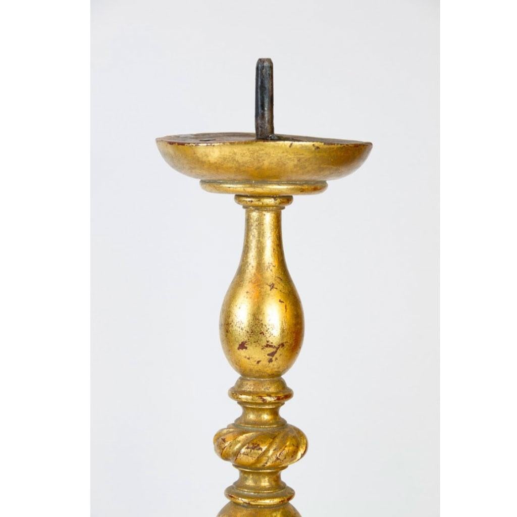 Pair of large altar candlesticks, original gilding, lime wood carving, baroque, 18th century.
Baluster shaft divided into three parts on three ball feet. Original condition with slight abrasions.
 