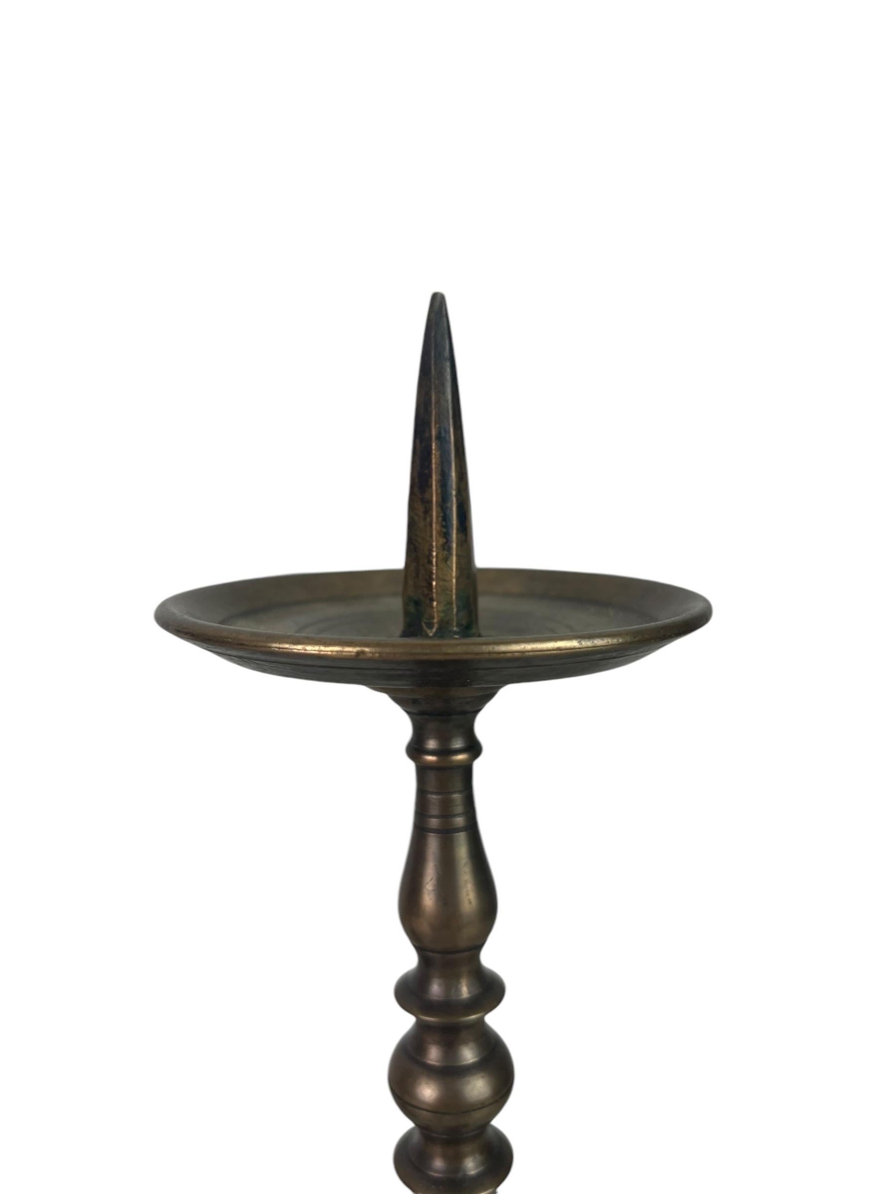 Bellissima coppia di candelieri / Candelieri da chiesa / Candelieri da altare in bronzo dorato e patinato.
I candelieri sono costituiti da un candeliere su una coppa a vaso, su un supporto a balaustro tornito e terminano su una base triangolare o a