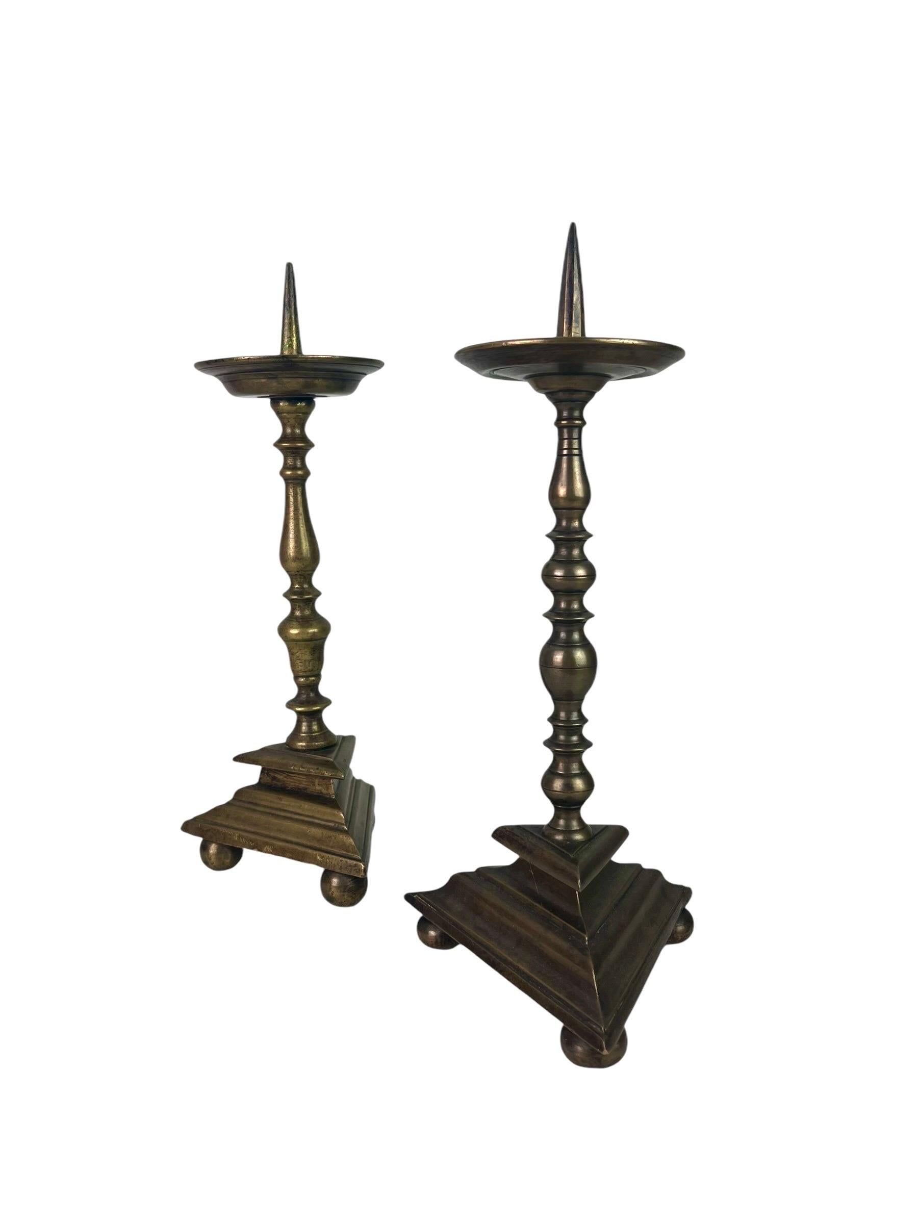 Italiano Coppia di candelabri da altare, candelabri da chiesa - bronzo dorato - 17° / 18° in vendita