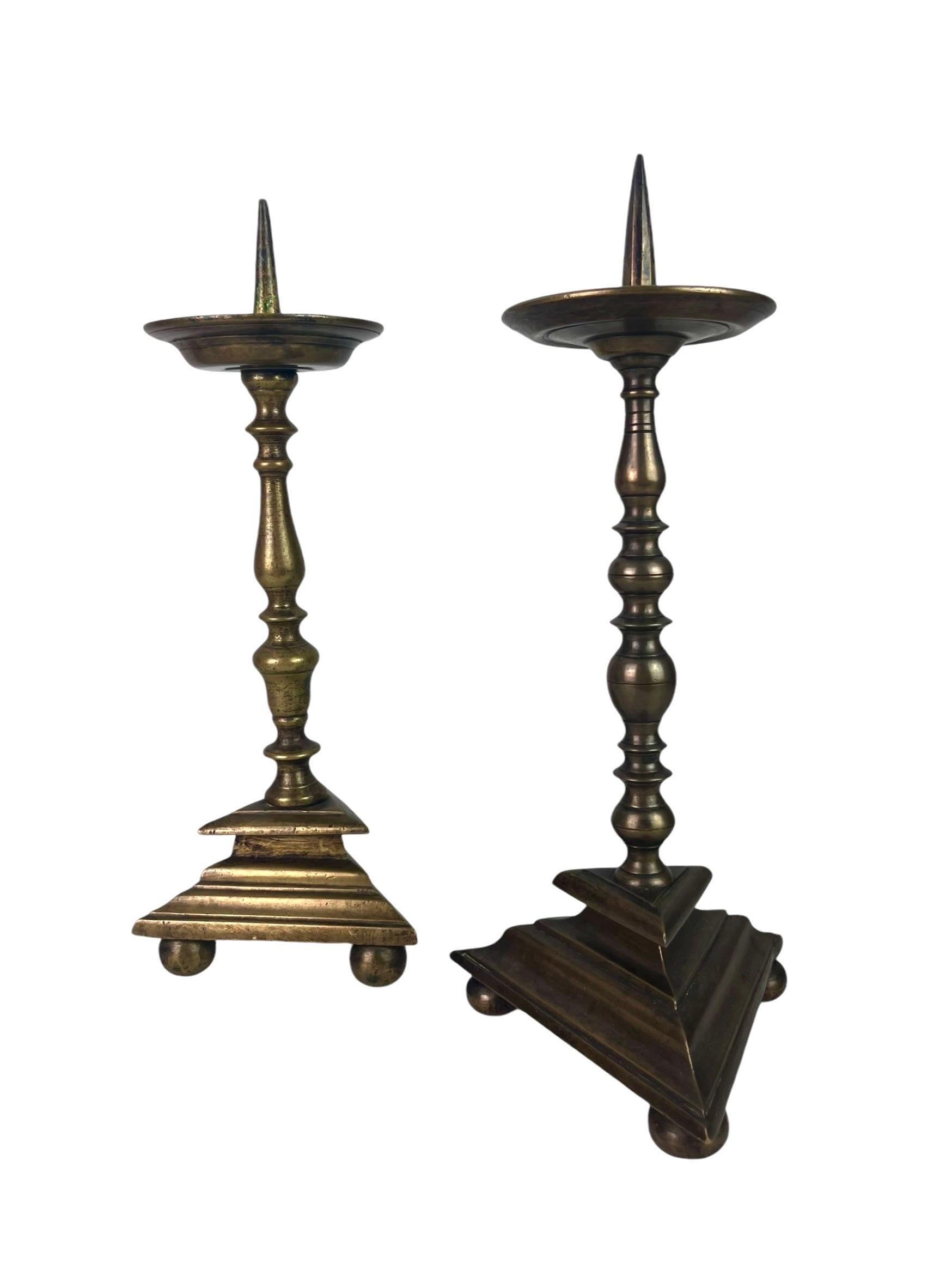 Dorato Coppia di candelabri da altare, candelabri da chiesa - bronzo dorato - 17° / 18° in vendita