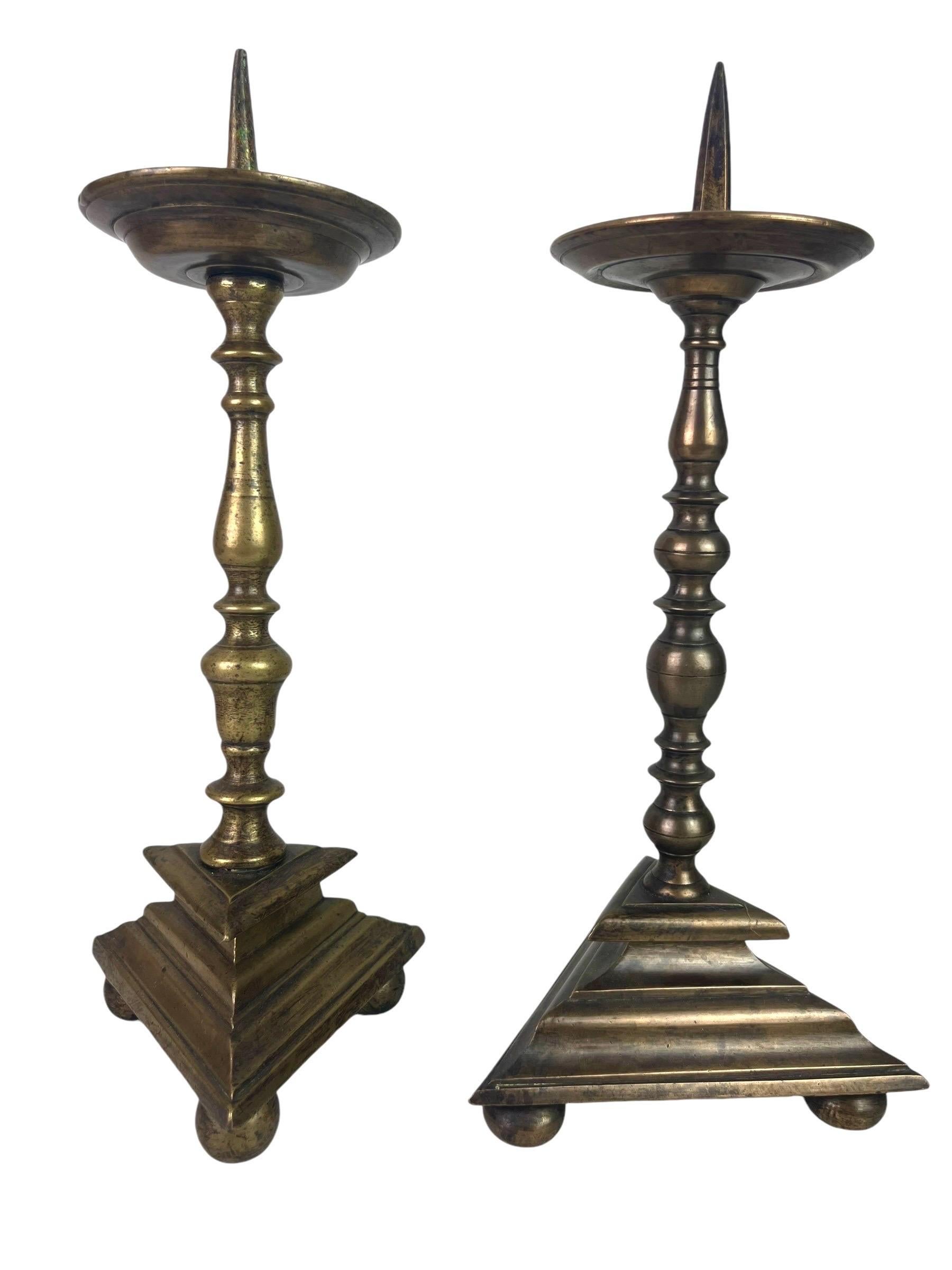 XVII secolo Coppia di candelabri da altare, candelabri da chiesa - bronzo dorato - 17° / 18° in vendita