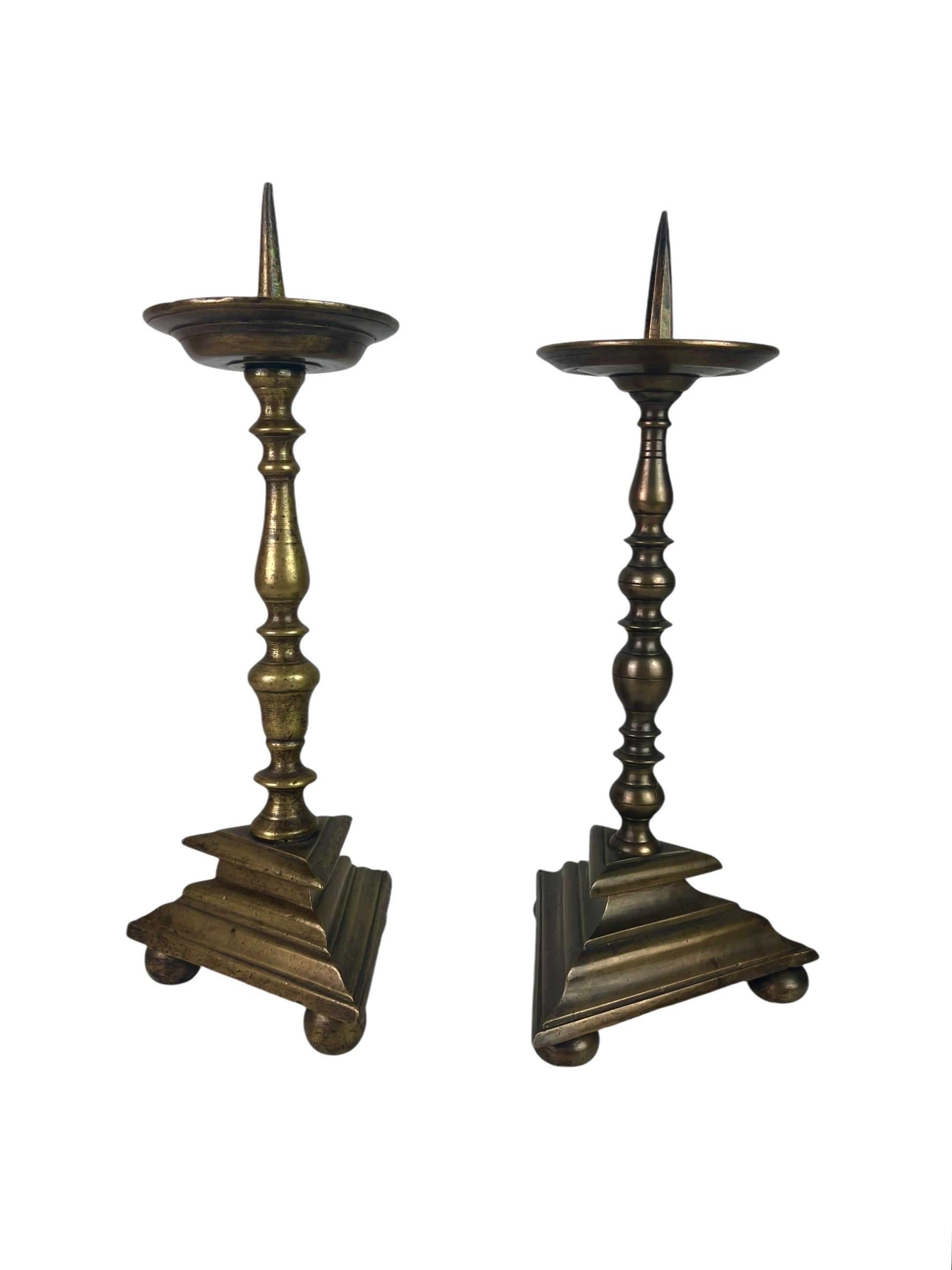Bronzo Coppia di candelabri da altare, candelabri da chiesa - bronzo dorato - 17° / 18° in vendita