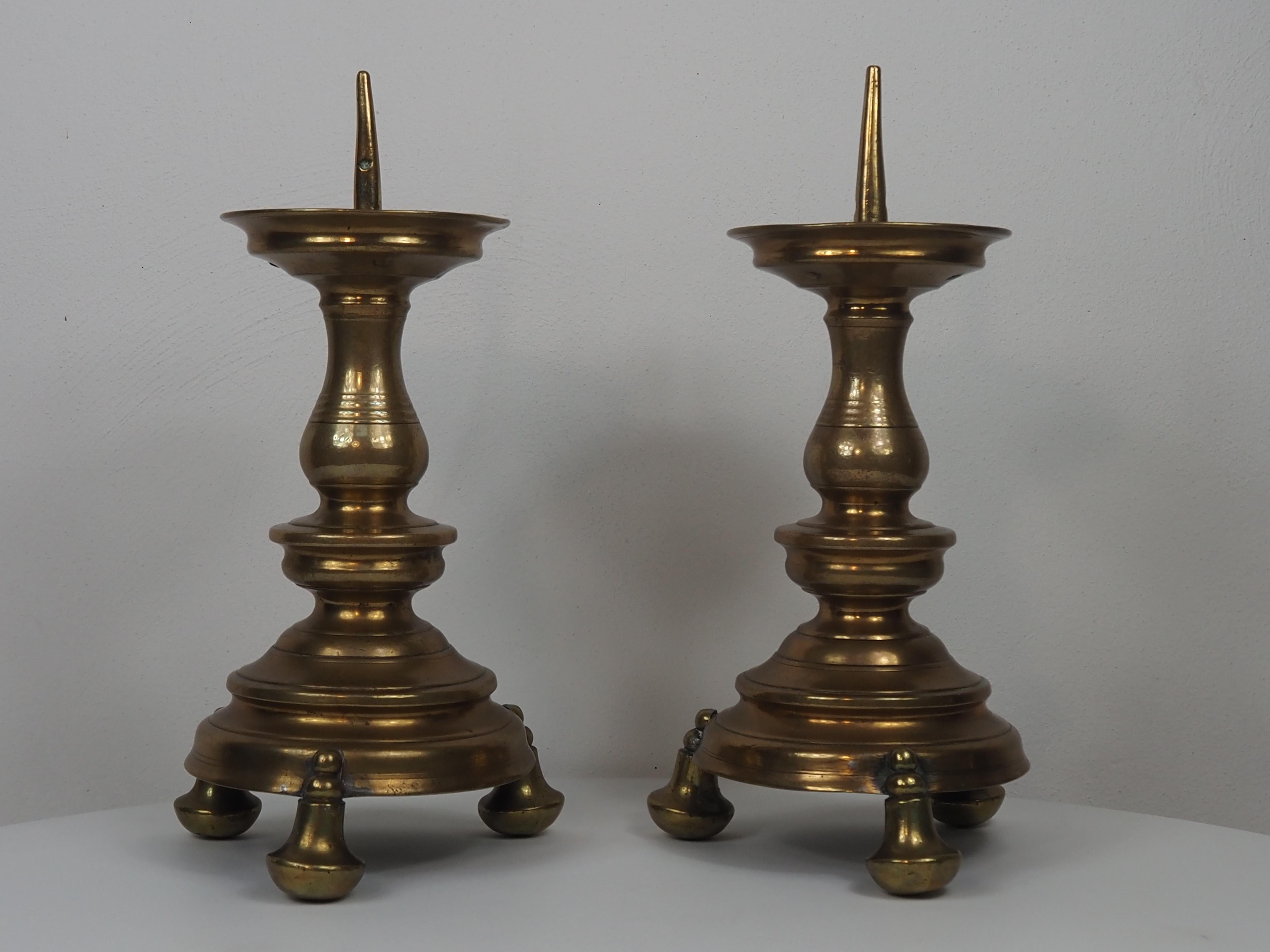 Pair of Altar Pricket Candlesticks
Cast and turned brass
Europe, ca. 1600
Height: approx. 28.5 cm

A fine pair of brass altar pricket candlesticks, each with a baluster-shaped shaft and broad drip pan, raised on a moulded circular base supported by