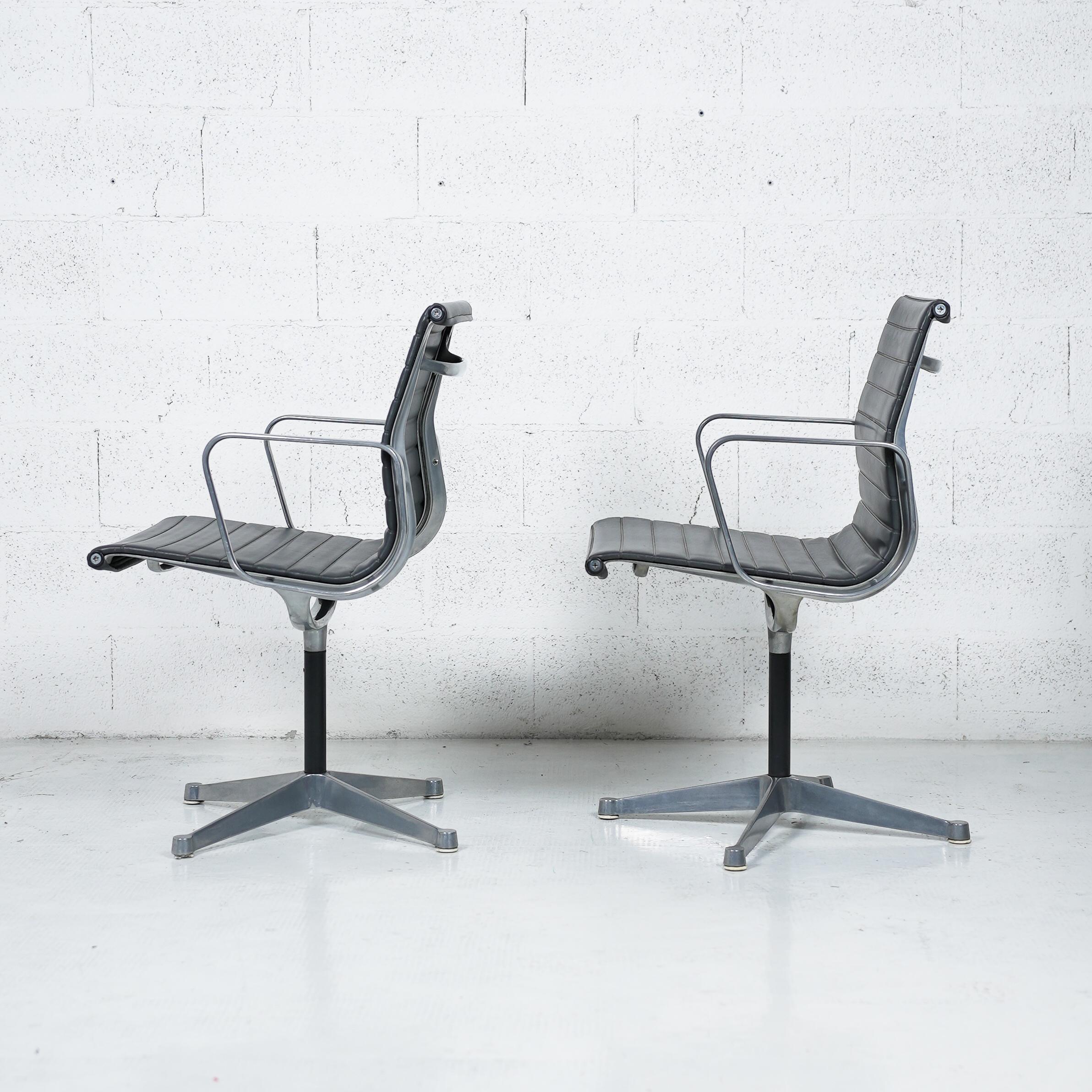 Jahrhunderts. Die Sitze der Aluminum Group-Serie wurden in den 1950er Jahren von Charles und Ray Eames entworfen und 1958 zum ersten Mal hergestellt und definieren bis heute den Standard für Konferenzstühle. Eine saubere und sichtbare Struktur, die