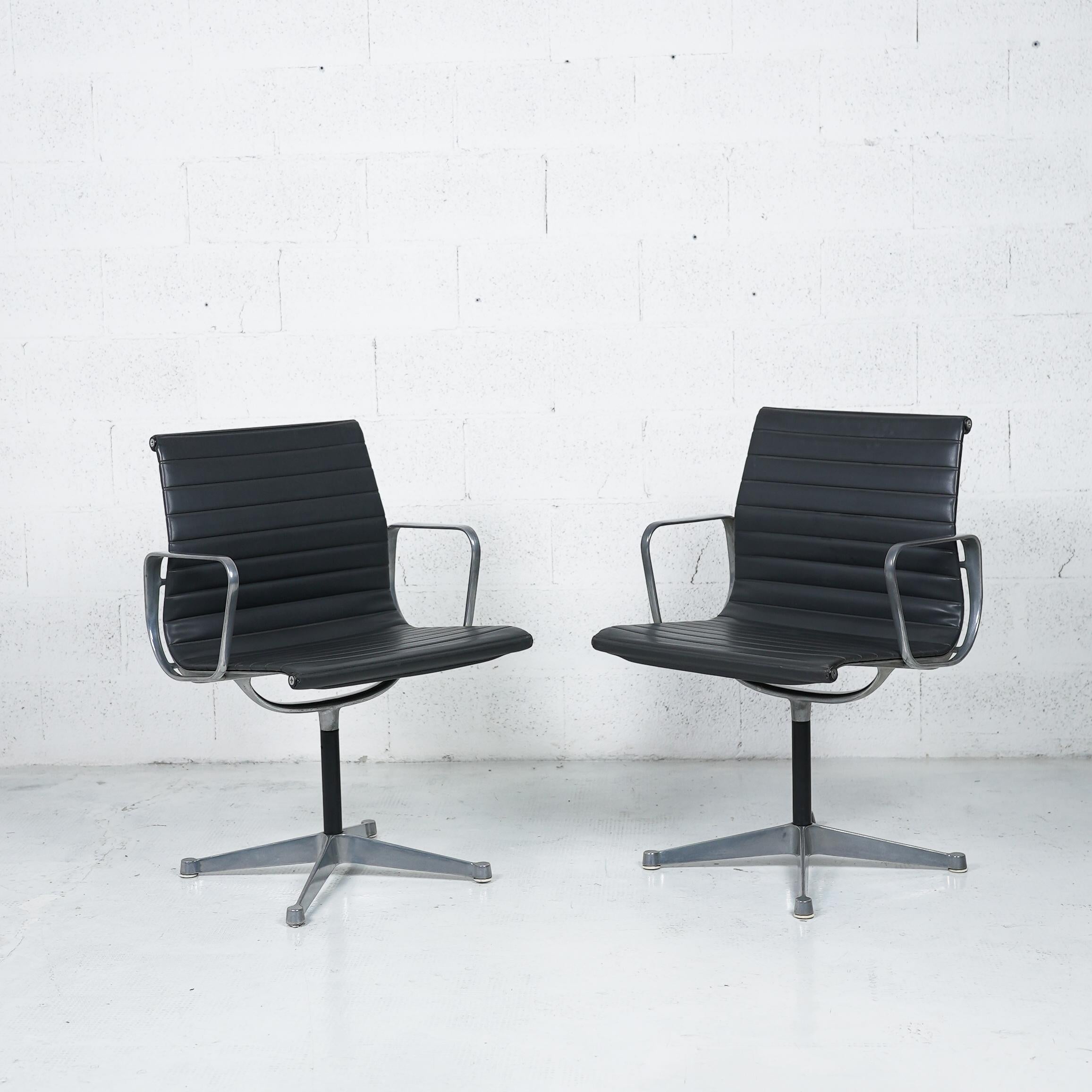 Mid-Century Modern Paire de chaises en aluminium EA 108 par Charles et Ray Eames pour Herman Miller- années 60 en vente