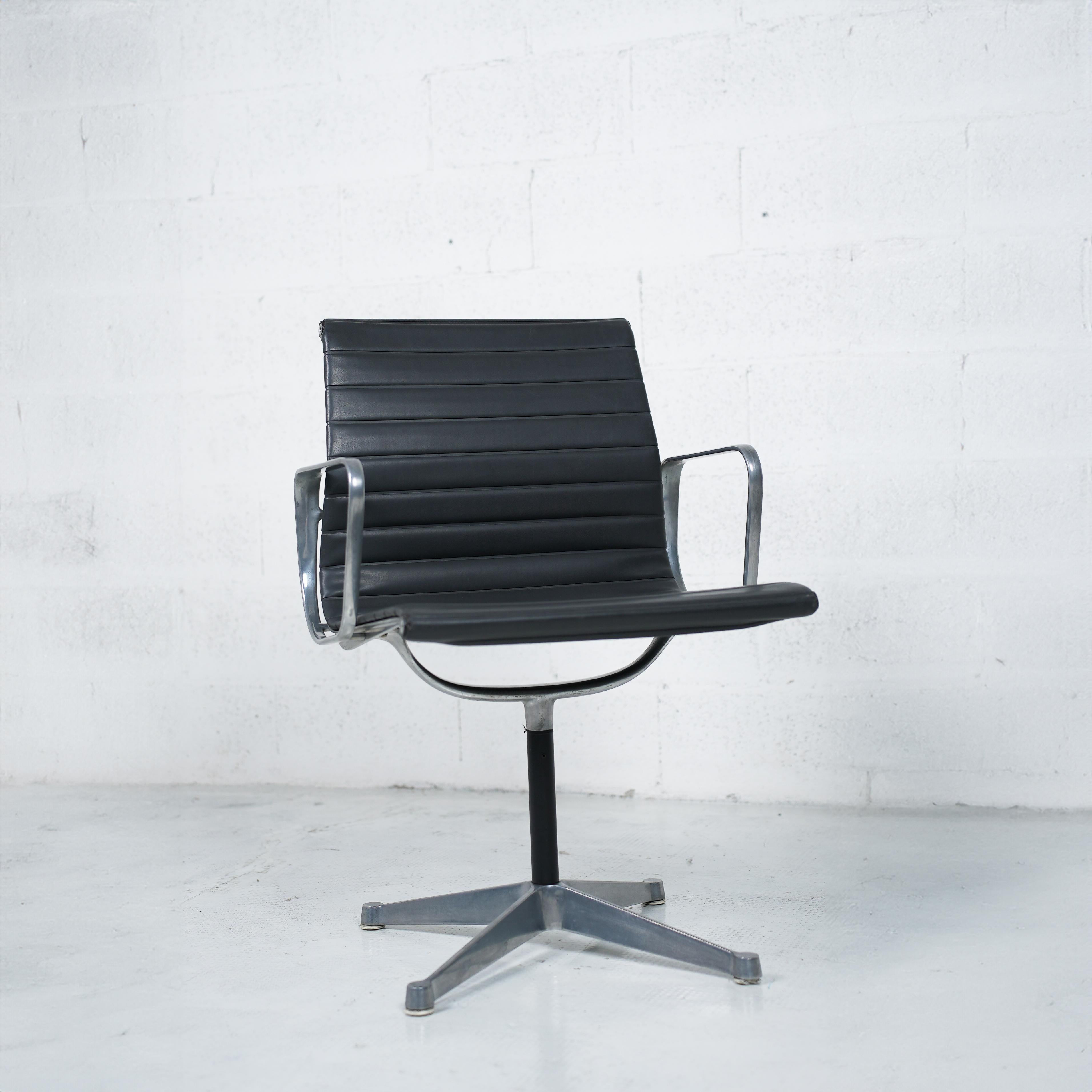 Américain Paire de chaises en aluminium EA 108 par Charles et Ray Eames pour Herman Miller- années 60 en vente