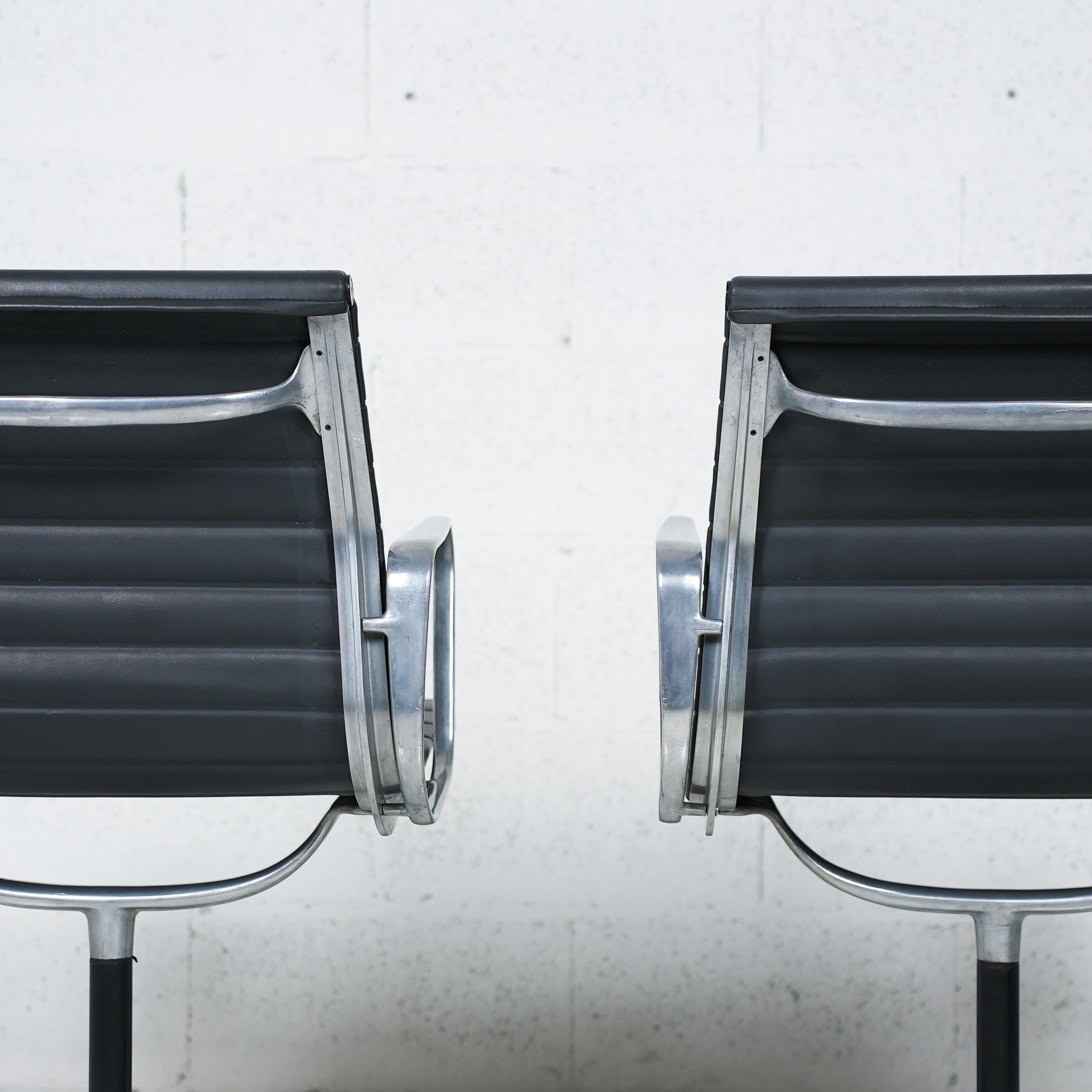 Ein Paar Aluminiumstühle EA 108 von Charles und Ray Eames für Herman Miller - 60er Jahre im Zustand „Gut“ im Angebot in Padova, IT