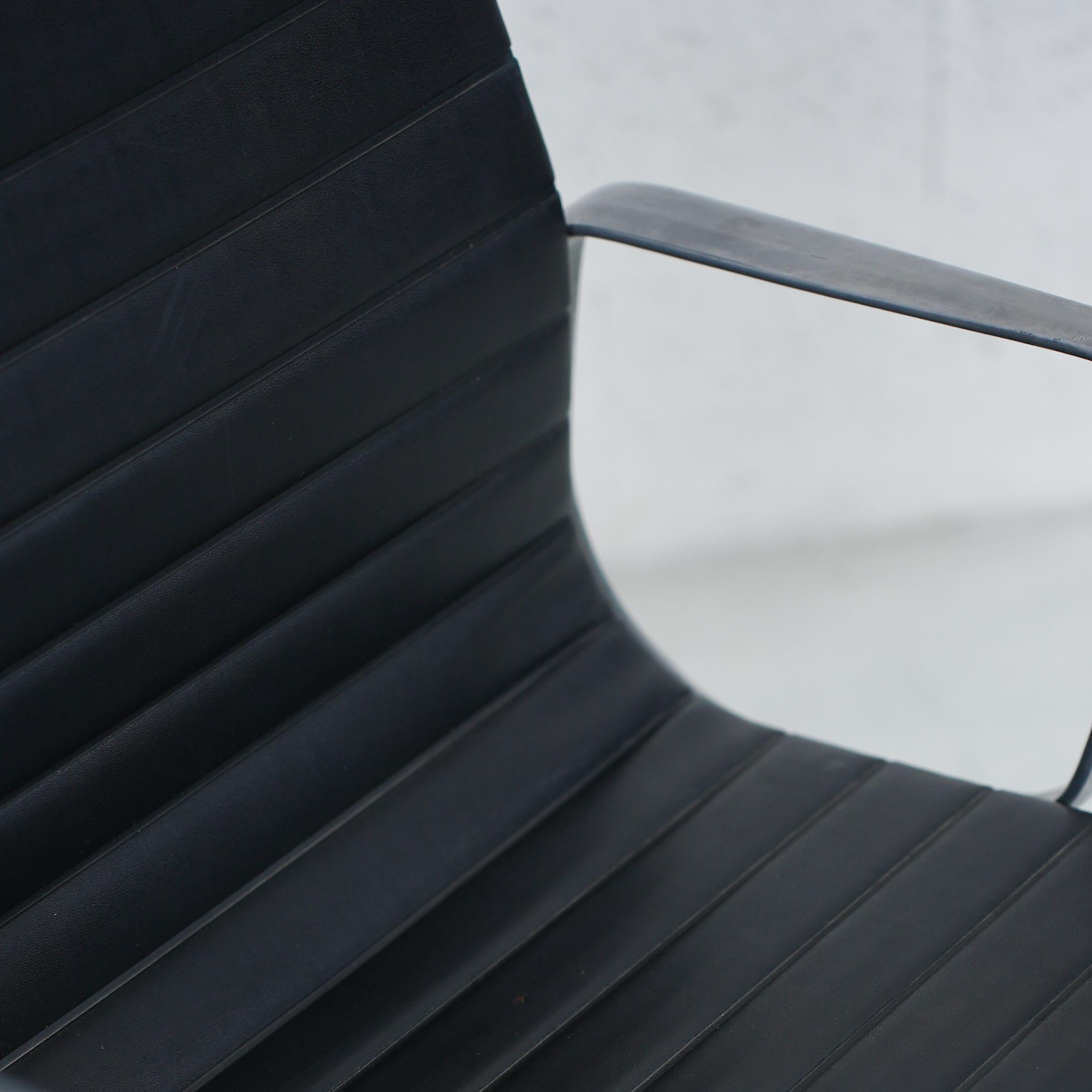 Paire de chaises en aluminium EA 108 par Charles et Ray Eames pour Herman Miller- années 60 en vente 2