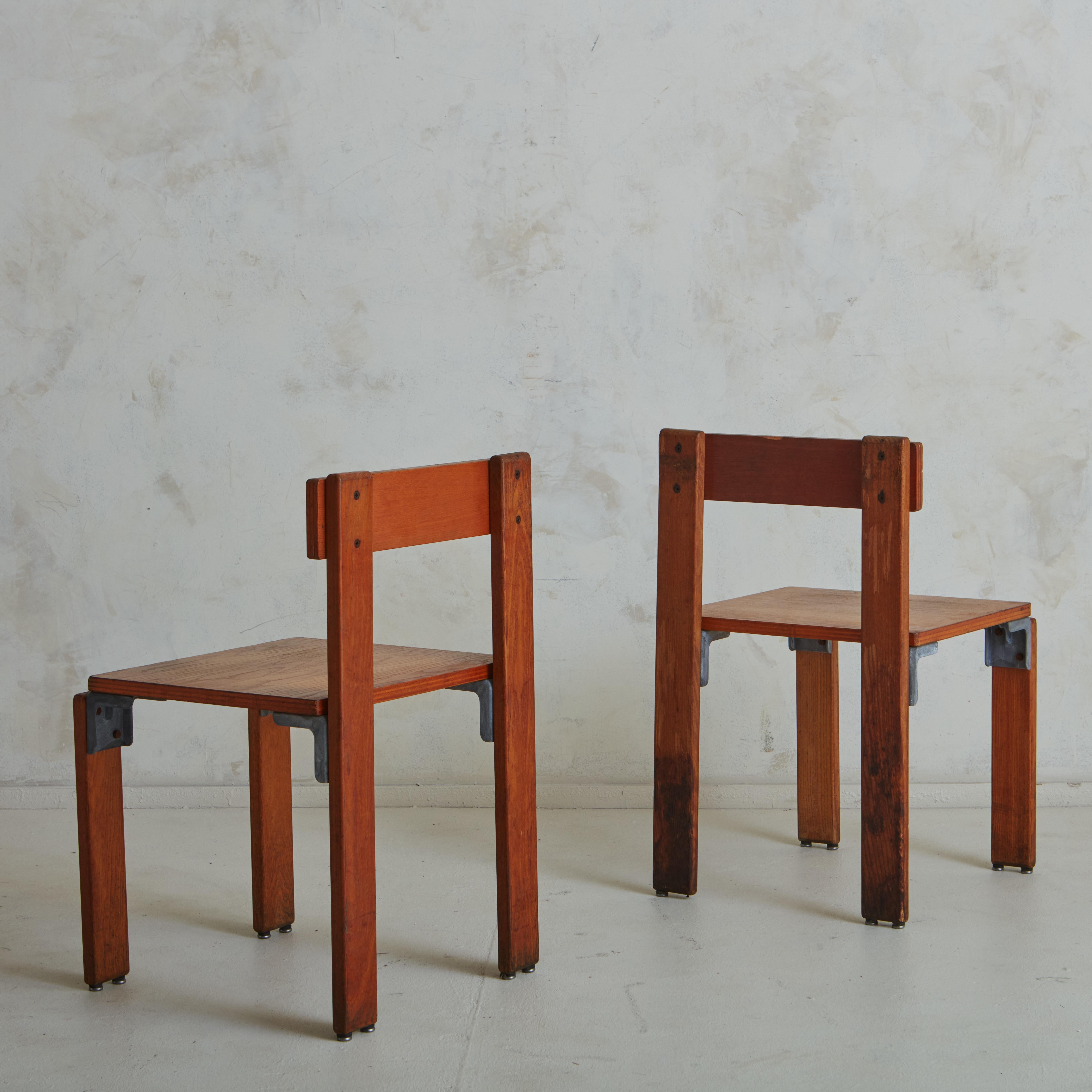 Ein Paar Stühle, entworfen von George Candilis und der finnischen Innenarchitektin Anja Blomstedt für ein Ferienmöbel-Set, das die Gestaltung des Feriendorfs Carrats vervollständigt. Das Projekt der Architekten Georges Candilis (1913-1995), Georges