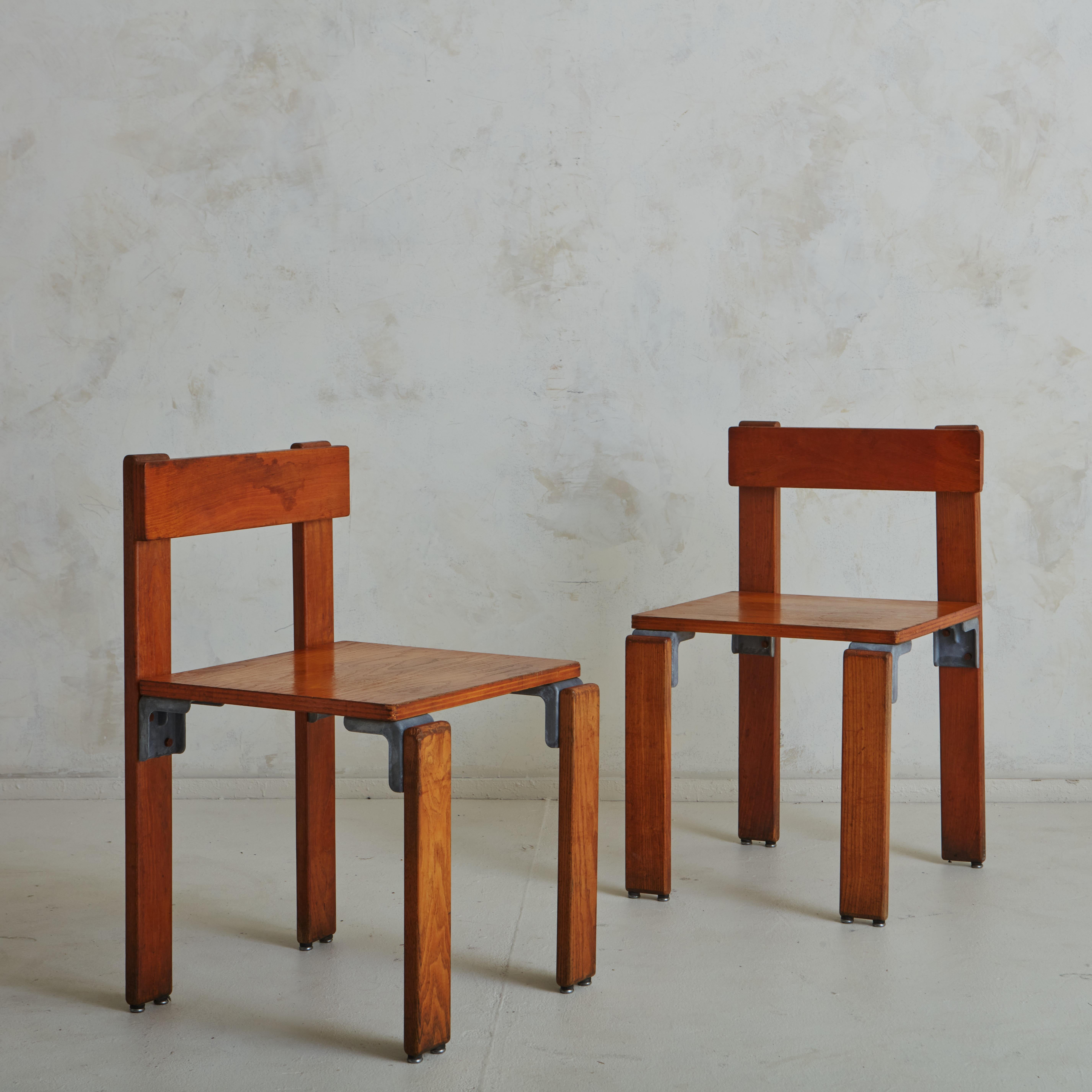Mid-Century Modern Paire de chaises en aluminium et bois de frêne de George Candilis + Anja Blomstedt, France en vente