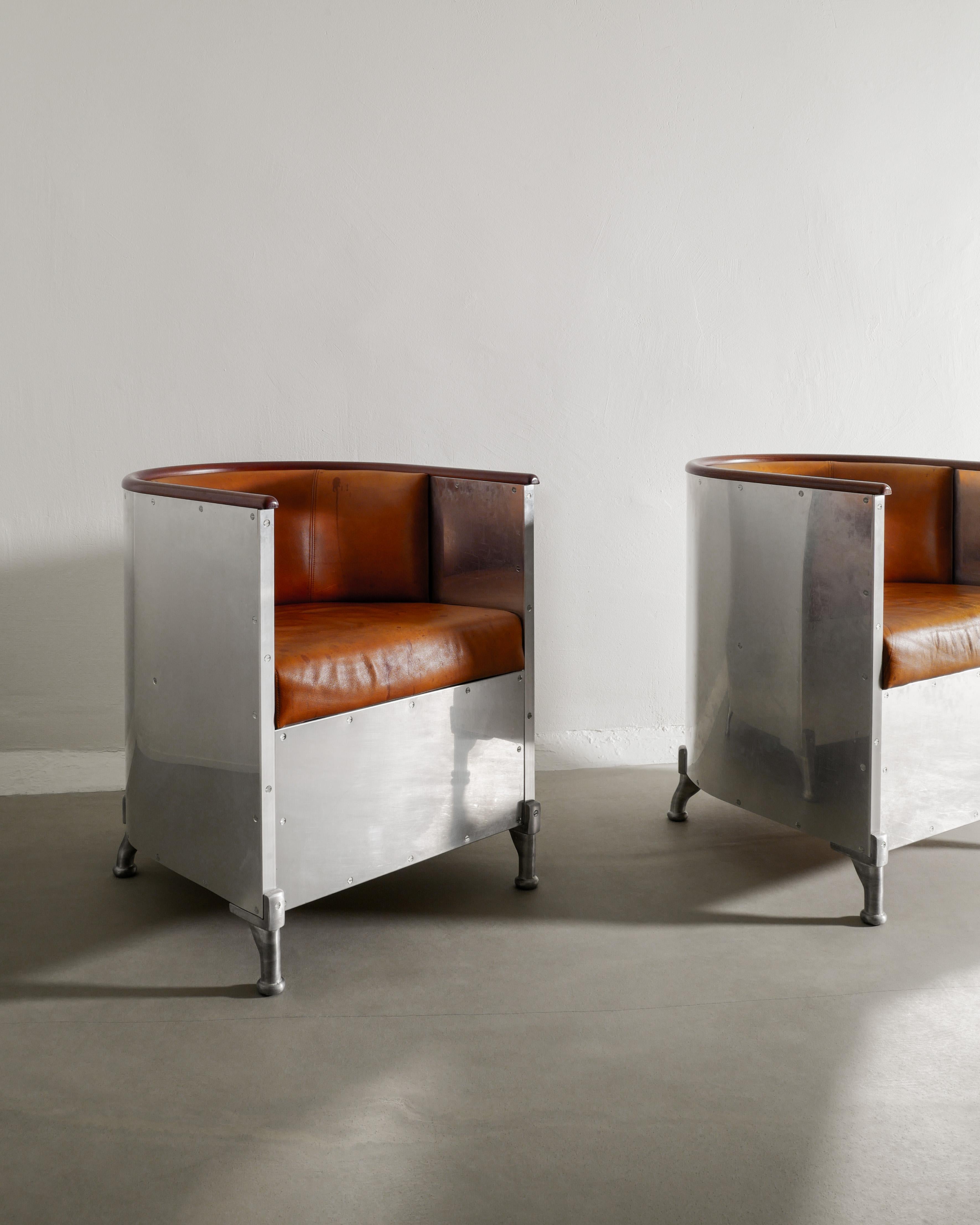 Paar Sessel aus Aluminium und braunem Leder von Mats Theselius by Källemo, 1990er Jahre (Schwedisch) im Angebot