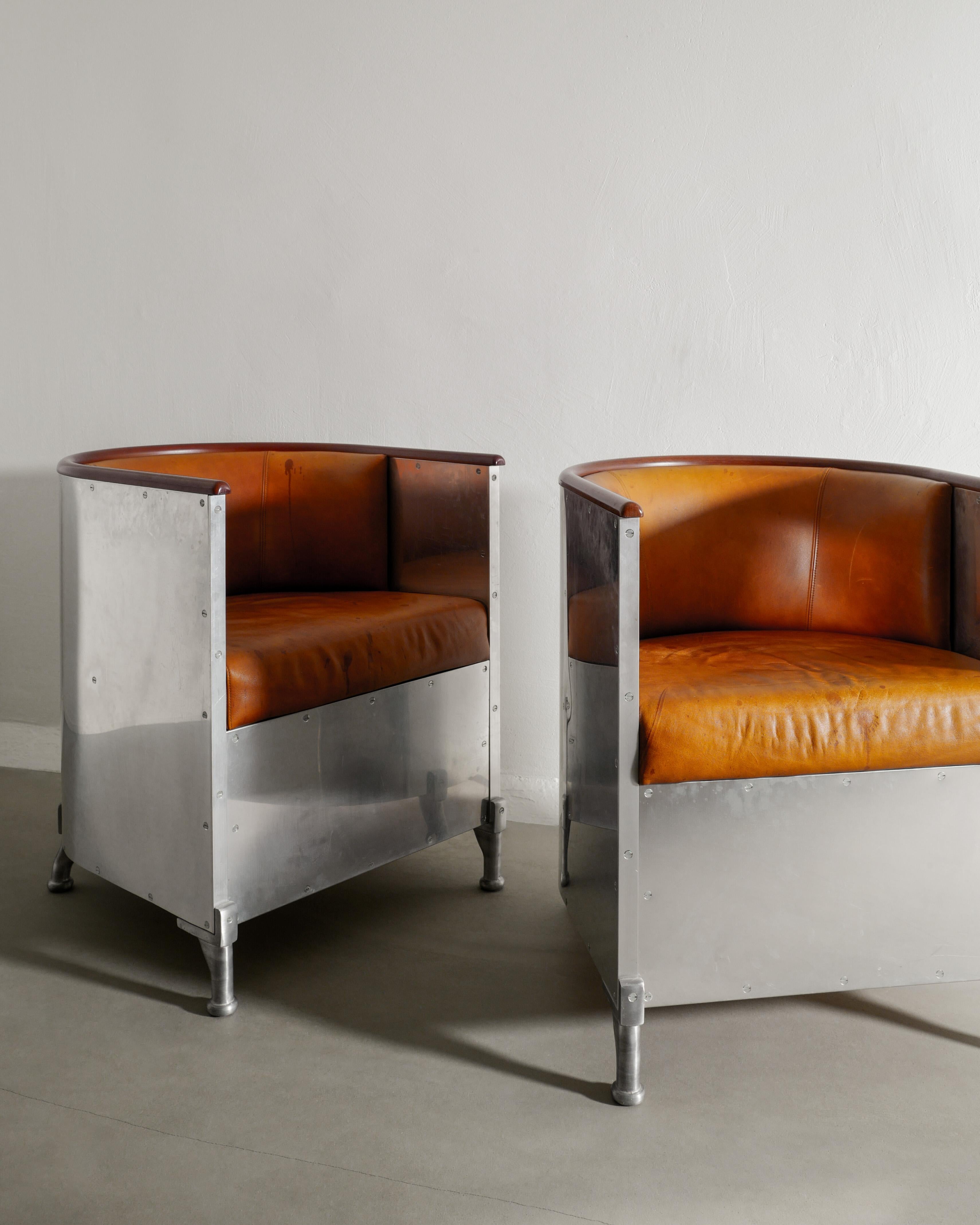 Paar Sessel aus Aluminium und braunem Leder von Mats Theselius by Källemo, 1990er Jahre im Zustand „Gut“ im Angebot in Stockholm, SE
