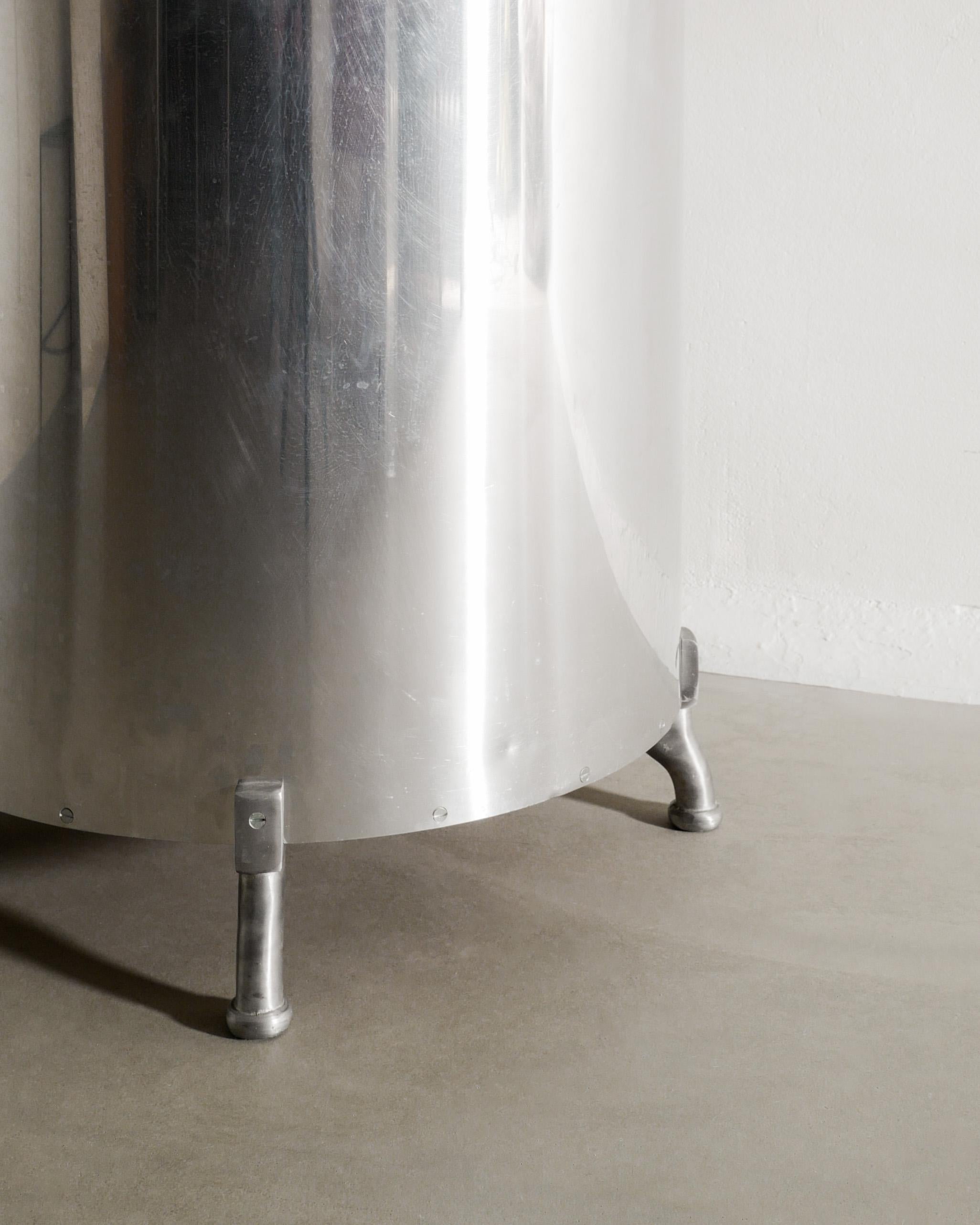 Paar Sessel aus Aluminium und braunem Leder von Mats Theselius by Källemo, 1990er Jahre (Ende des 20. Jahrhunderts) im Angebot