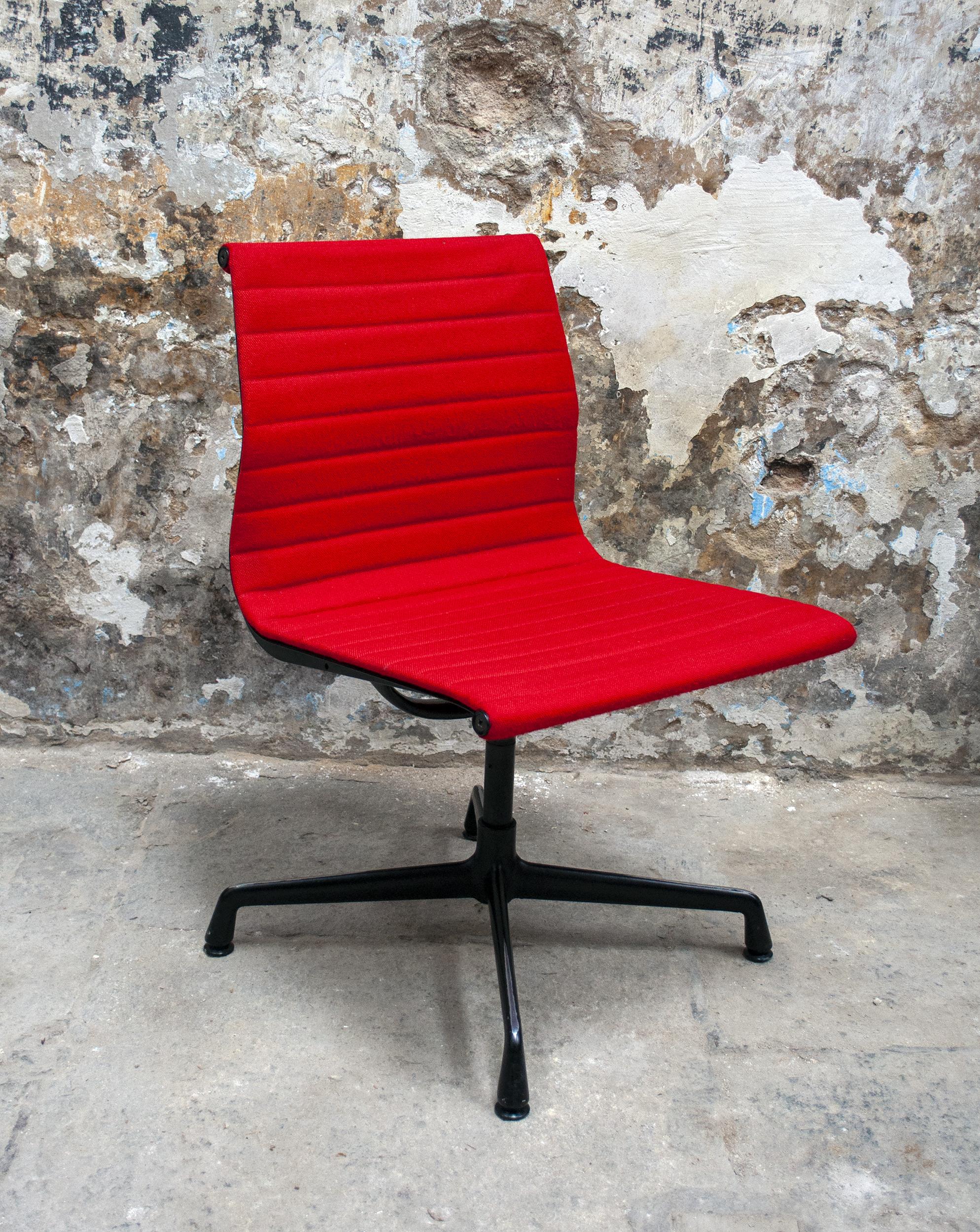 Pair of swivel office chairs with aluminum frame and fabric seat.
Aluminum chair model
Designer Charles & Ray Eames
ICF manufacturer for Herman Miller
1980s.