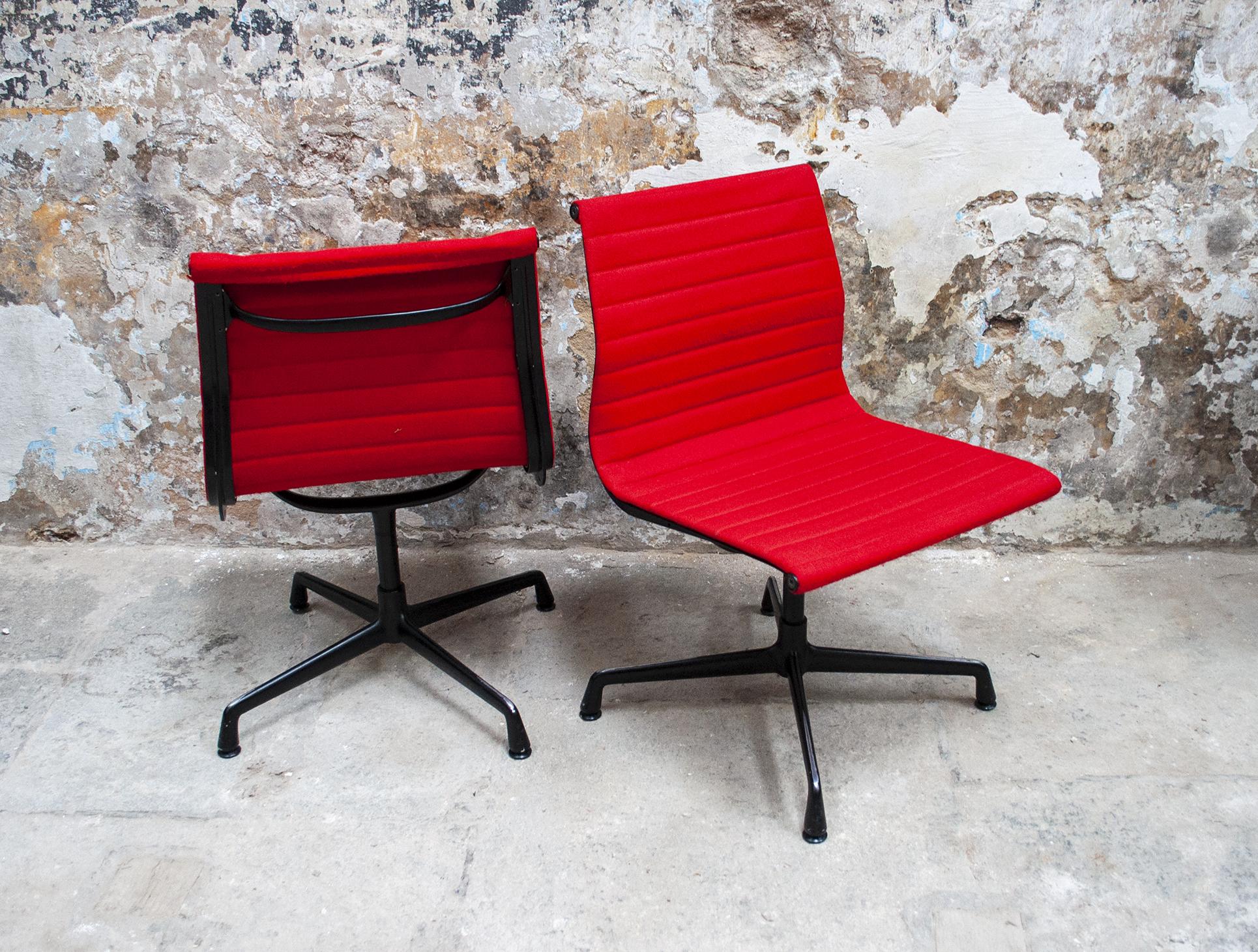 Industrial Pair of Aluminum Chair by Charles & Ray Eames for Herman Miller, 1980s For Sale